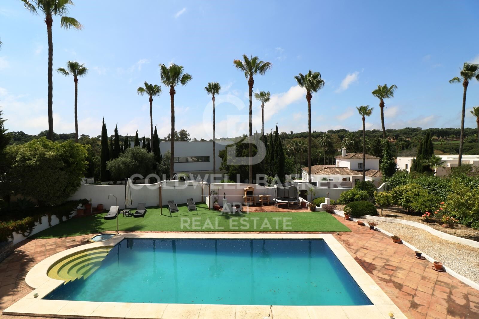Villa independiente con vistas al golf y apartamento de invitados en Sotogrande Alto