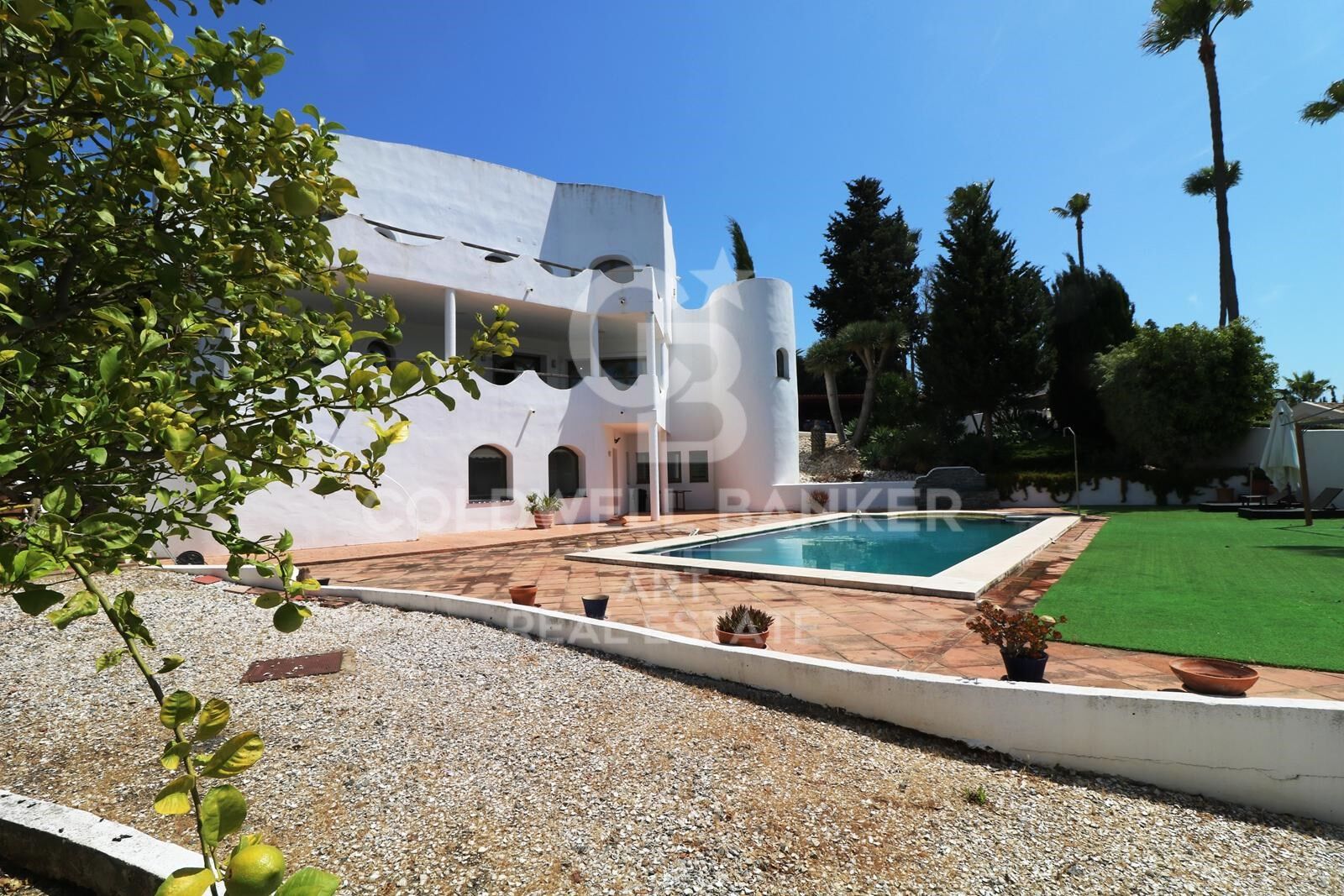 Villa independiente con vistas al golf y apartamento de invitados en Sotogrande Alto