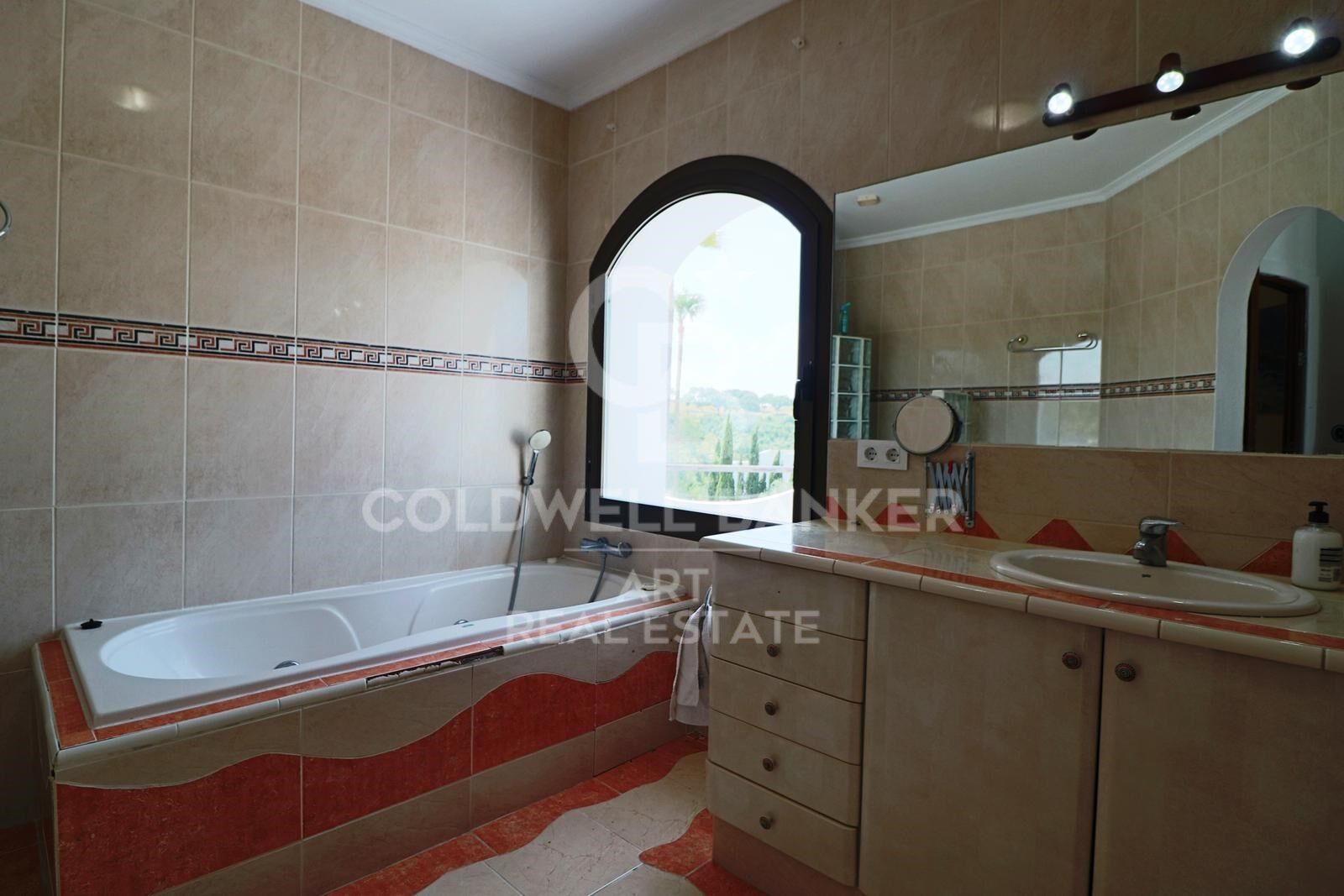 Villa independiente con vistas al golf y apartamento de invitados en Sotogrande Alto