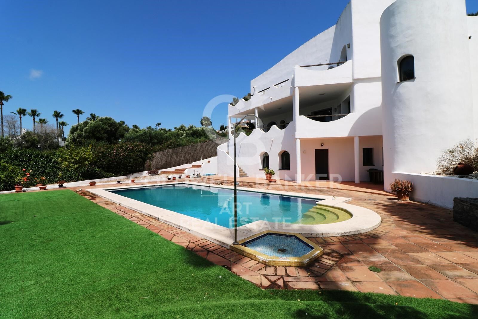 Detached villa with golf views and guest flat in Sotogrande Alto