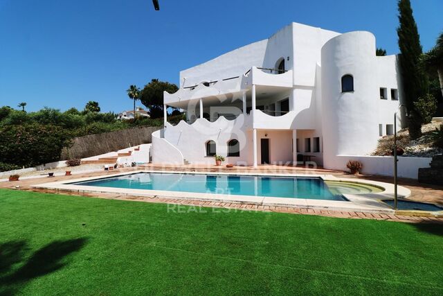 Freistehende Villa mit Golfblick und Gästeapartment in Sotogrande Alto