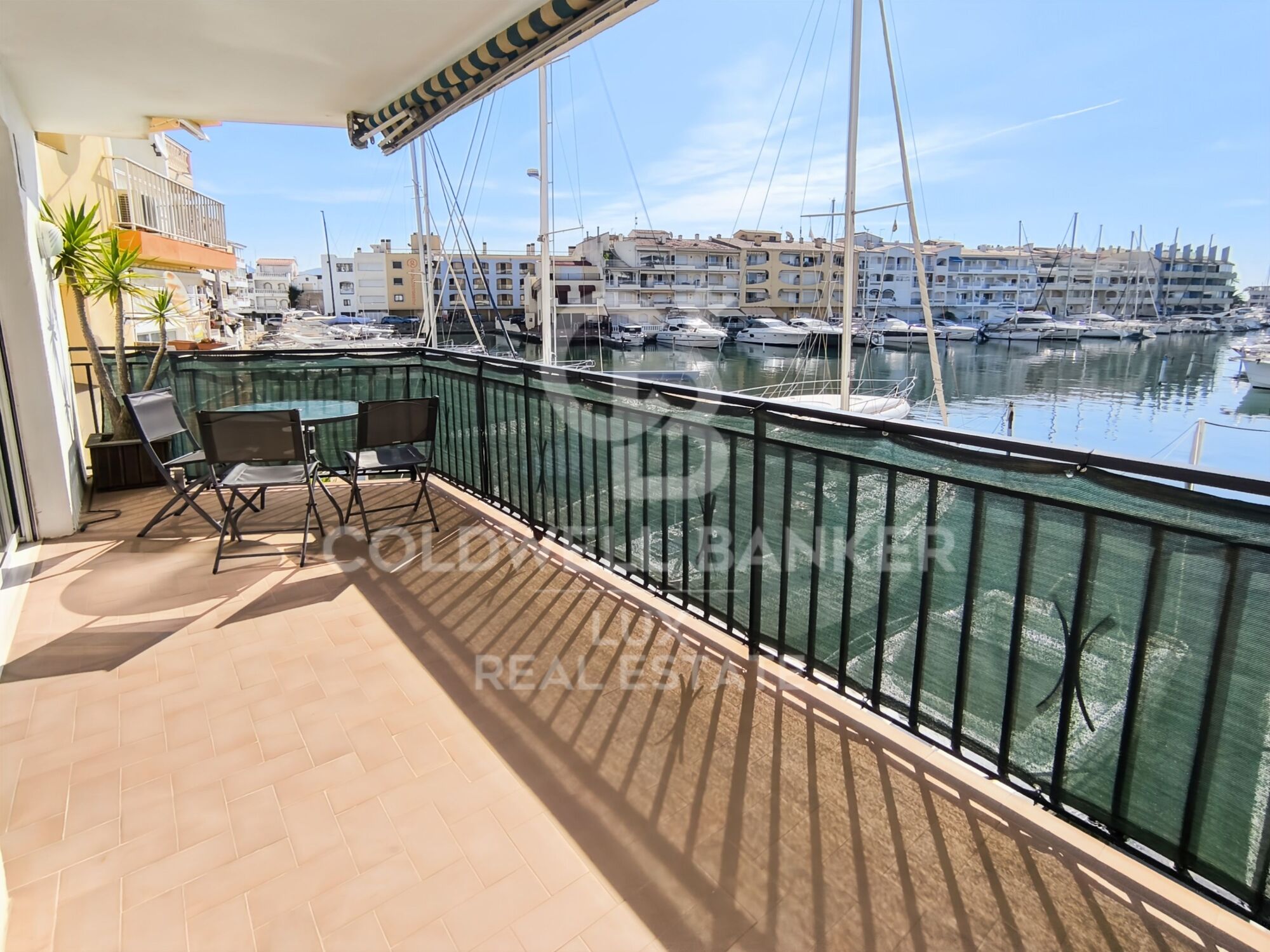 Canal-view apartment with tourist licence in the heart of Empuriabrava