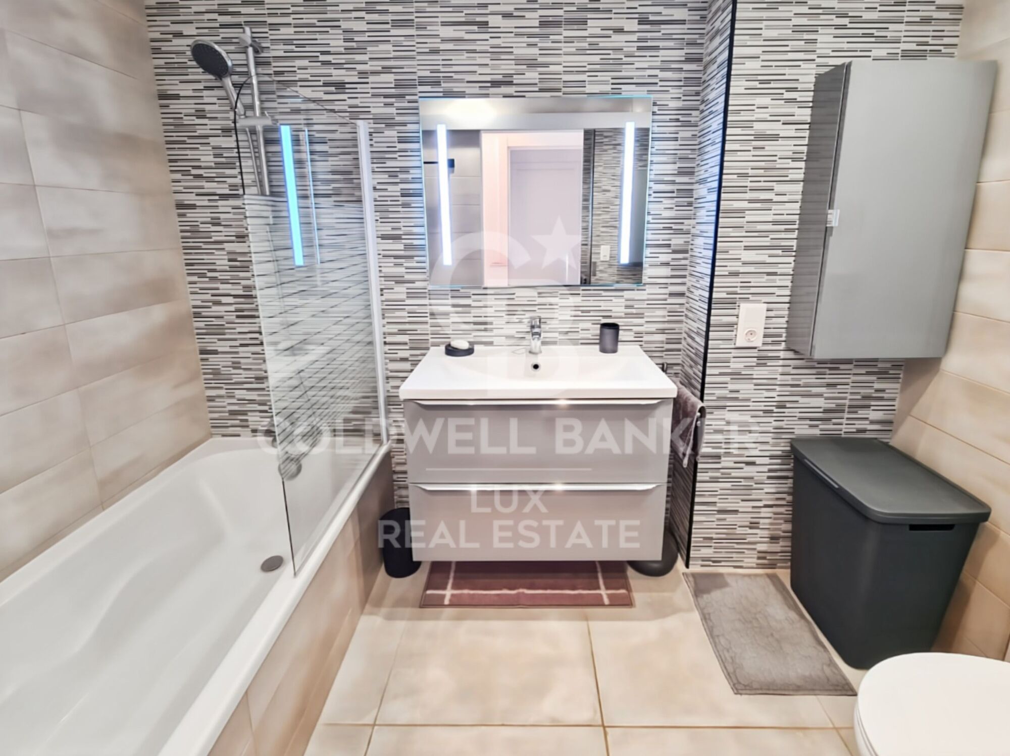 Canal-view apartment with tourist licence in the heart of Empuriabrava