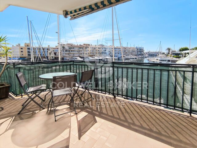 Renovierte Wohnung mit Kanalblick und Ferienlizenz im Zentrum von Empuriabrava