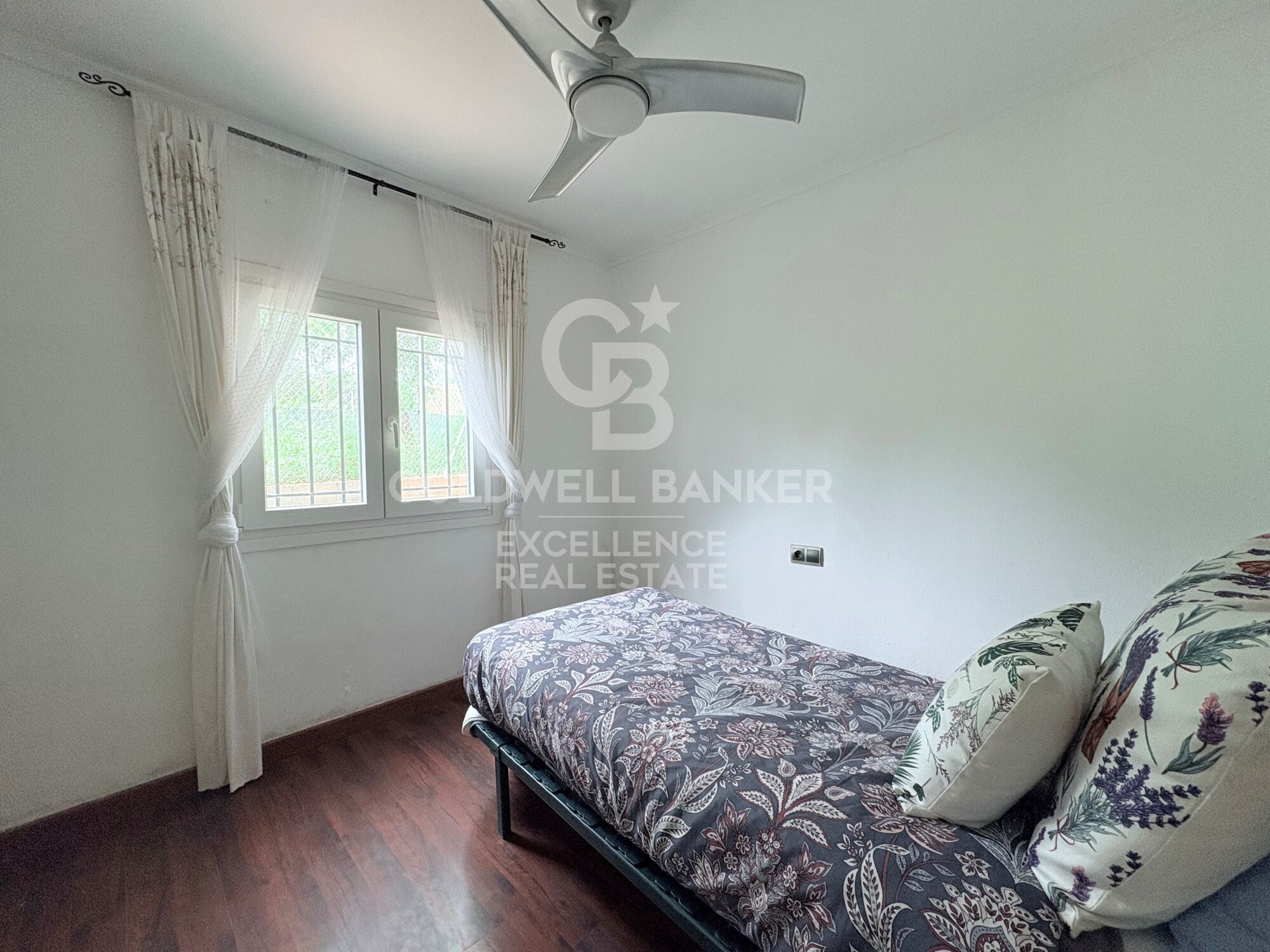 Charming Country Estate with 8,000 m² Plot, Swimming Pool and Three Independent Houses