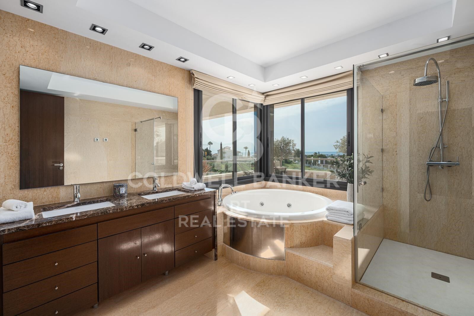 Penthouse duplex avec piscine privée et vues panoramiques à Los Arrayanes, Nueva Andalucía