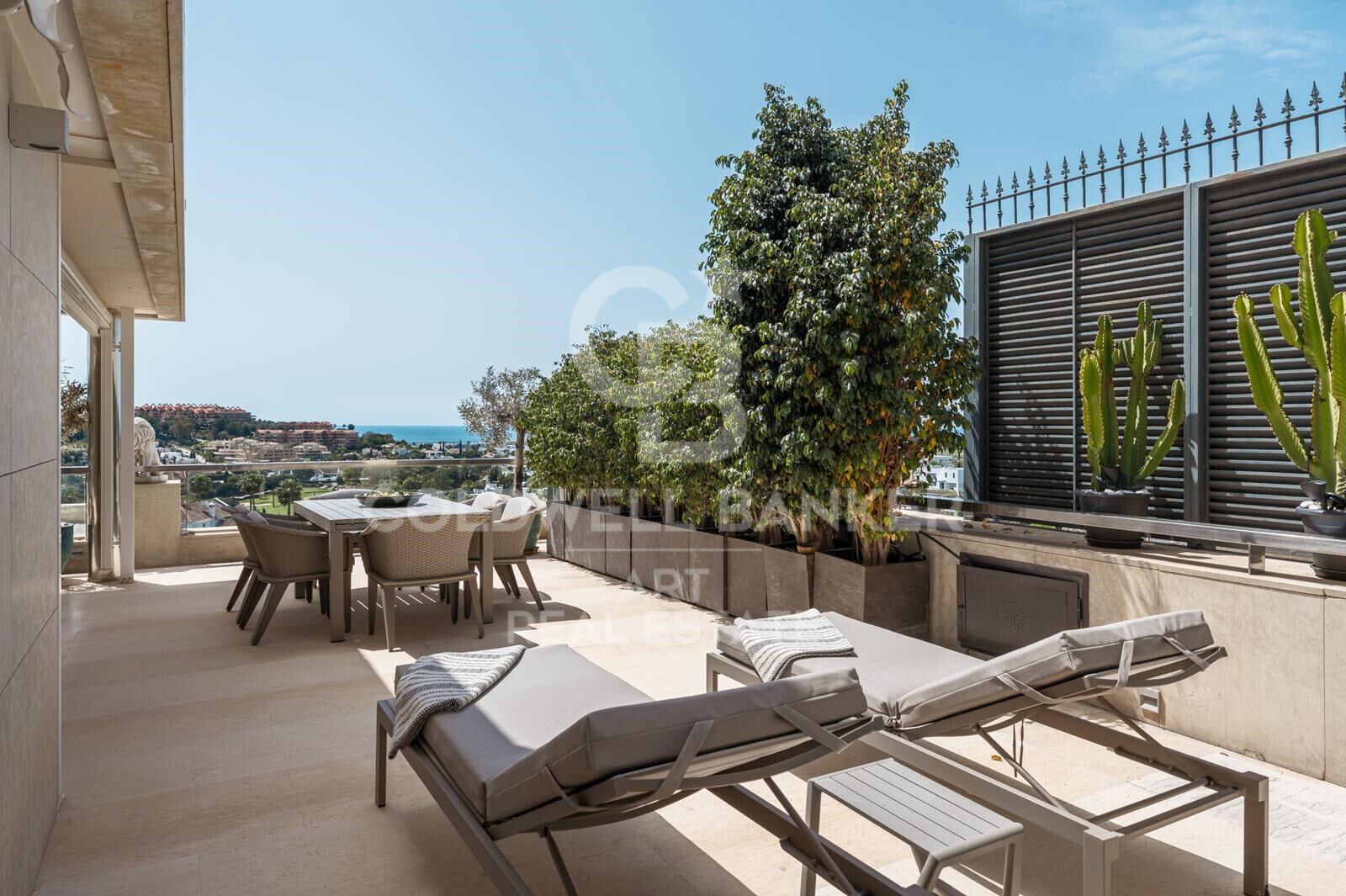 Duplex penthouse with private pool and panoramic views in Los Arrayanes, Nueva Andalucía
