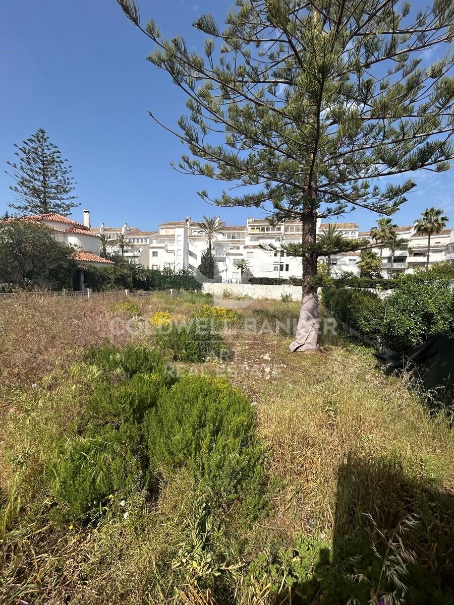 Opportunité exceptionnelle : Terrain avec projet de villa de luxe à Marbesa, Marbella Est