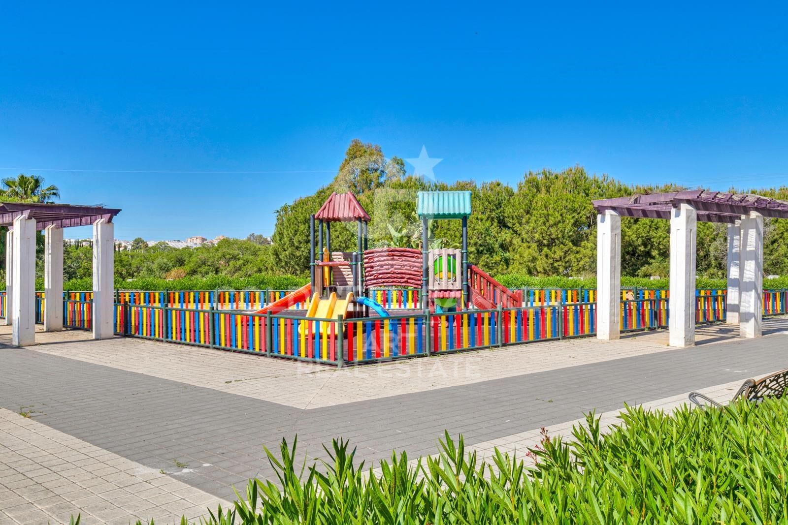 Elegante 3-Schlafzimmer-Wohnung in Jardines de Guadaiza, Nueva Andalucia