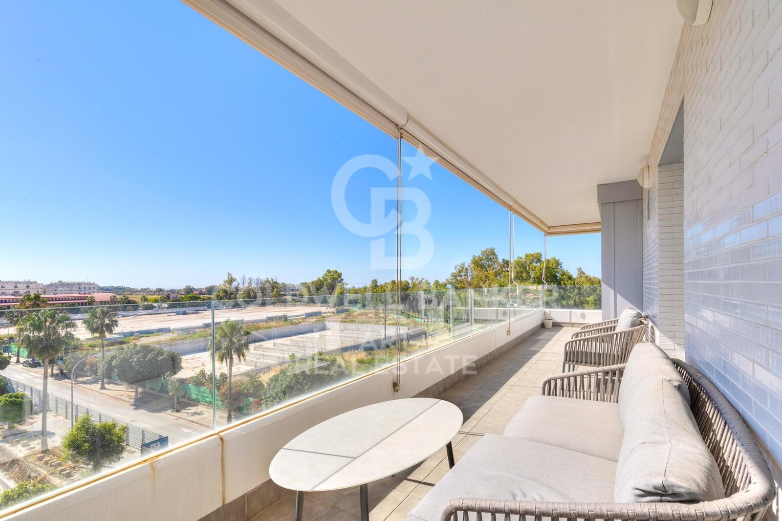 Elegante apartamento de 3 dormitorios en Jardines de Guadaiza, Nueva Andalucía