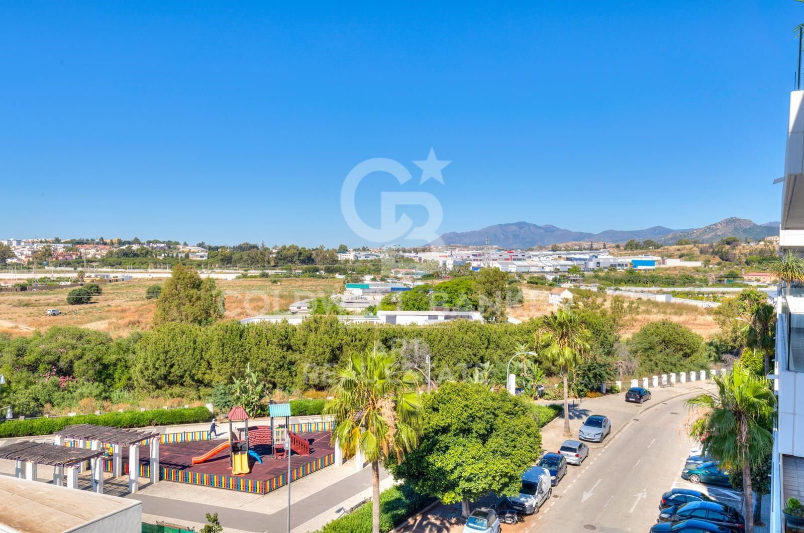 Elegante apartamento de 3 dormitorios en Jardines de Guadaiza, Nueva Andalucía