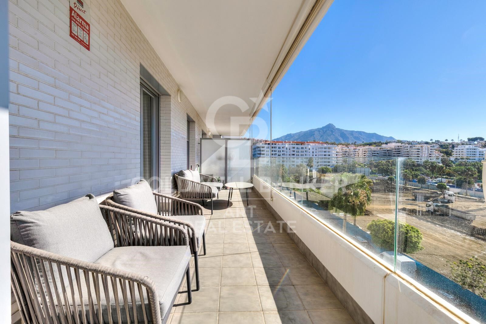 Elegante 3-Schlafzimmer-Wohnung in Jardines de Guadaiza, Nueva Andalucia