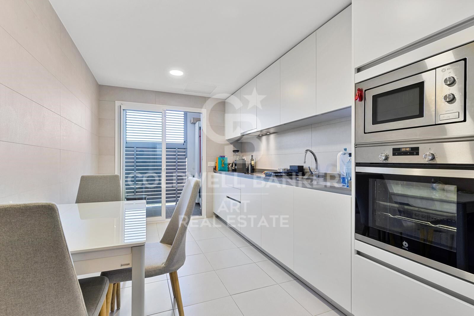 Elegante apartamento de 3 dormitorios en Jardines de Guadaiza, Nueva Andalucía