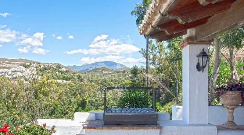 Luxury frontline golf villa in Nueva Andalucía, Marbella