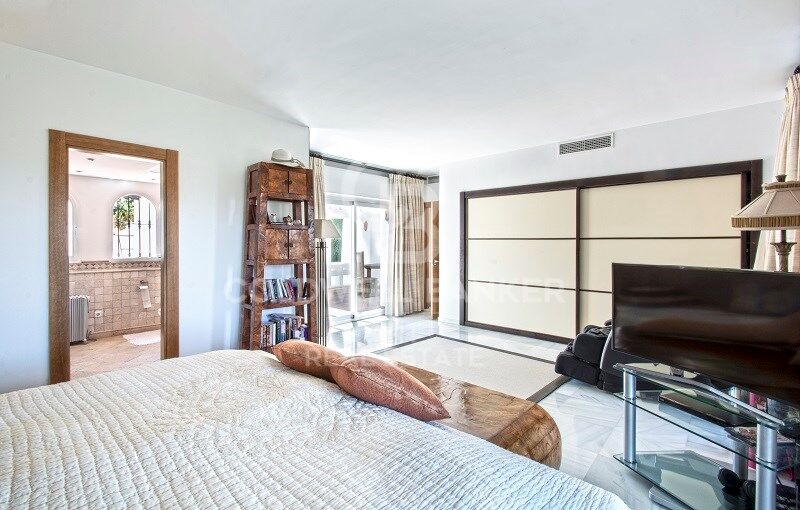 Villa de lujo en primera línea de golf en Nueva Andalucía, Marbella