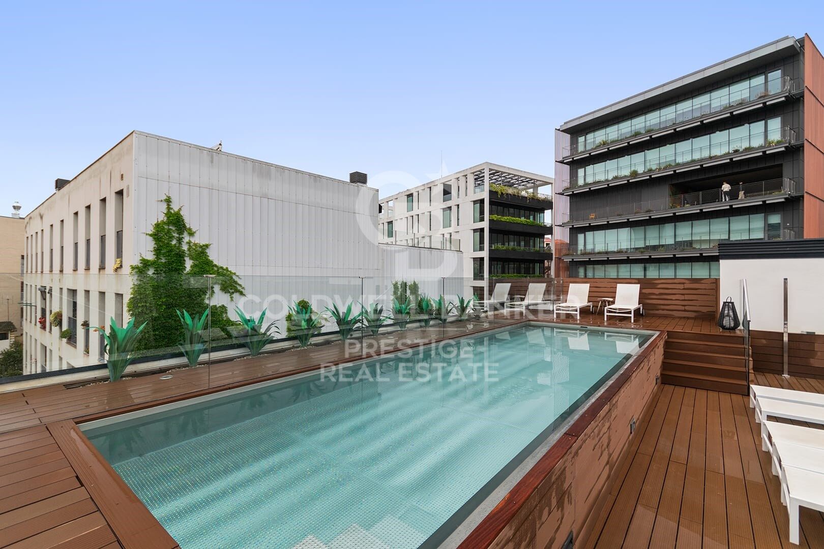 Luxusloft mit Rooftop-Pool in historischem Gebäude im Poblenou, Barcelona