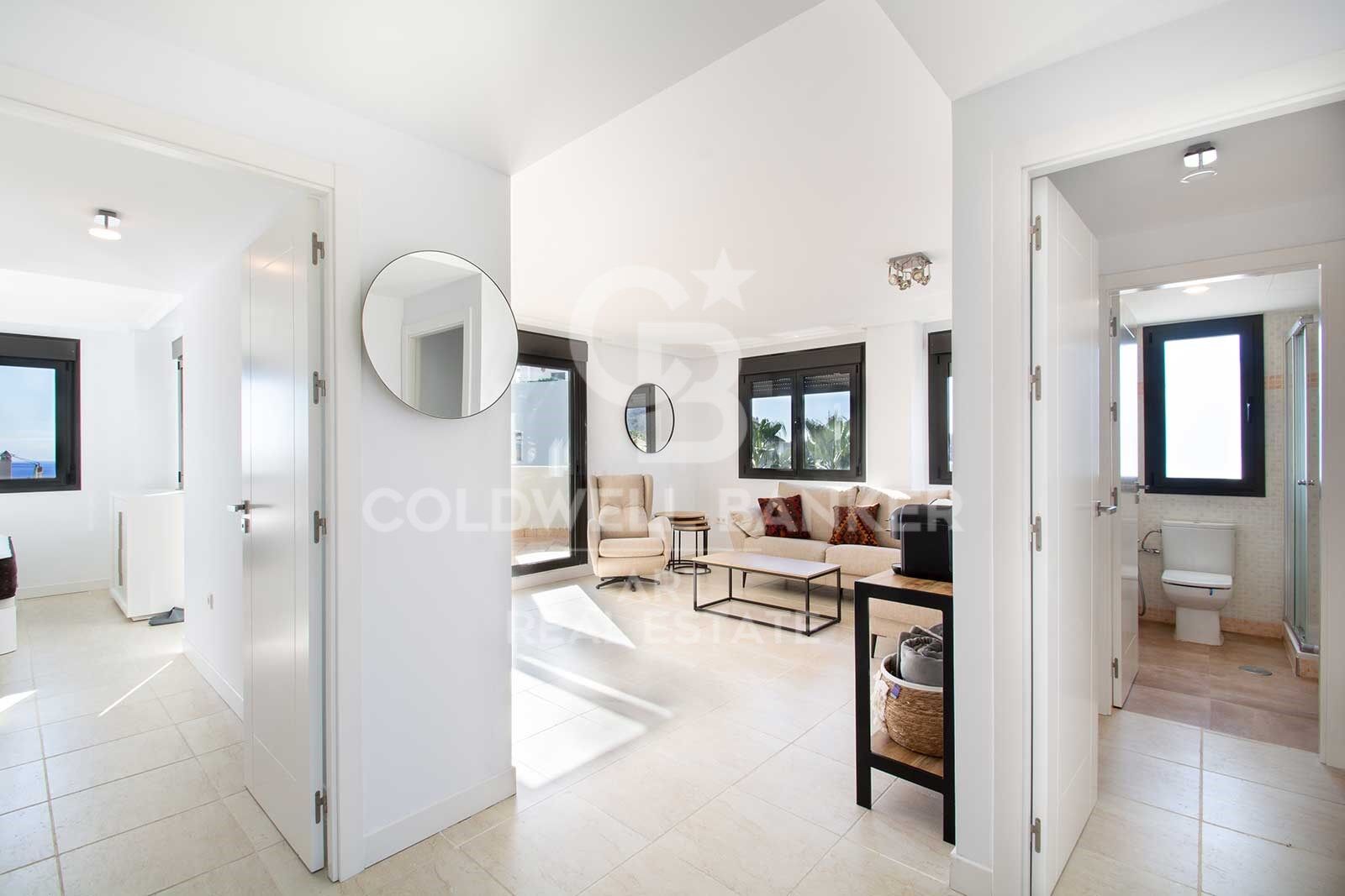 Elegant duplex penthouse with sea views in Selwo, Estepona