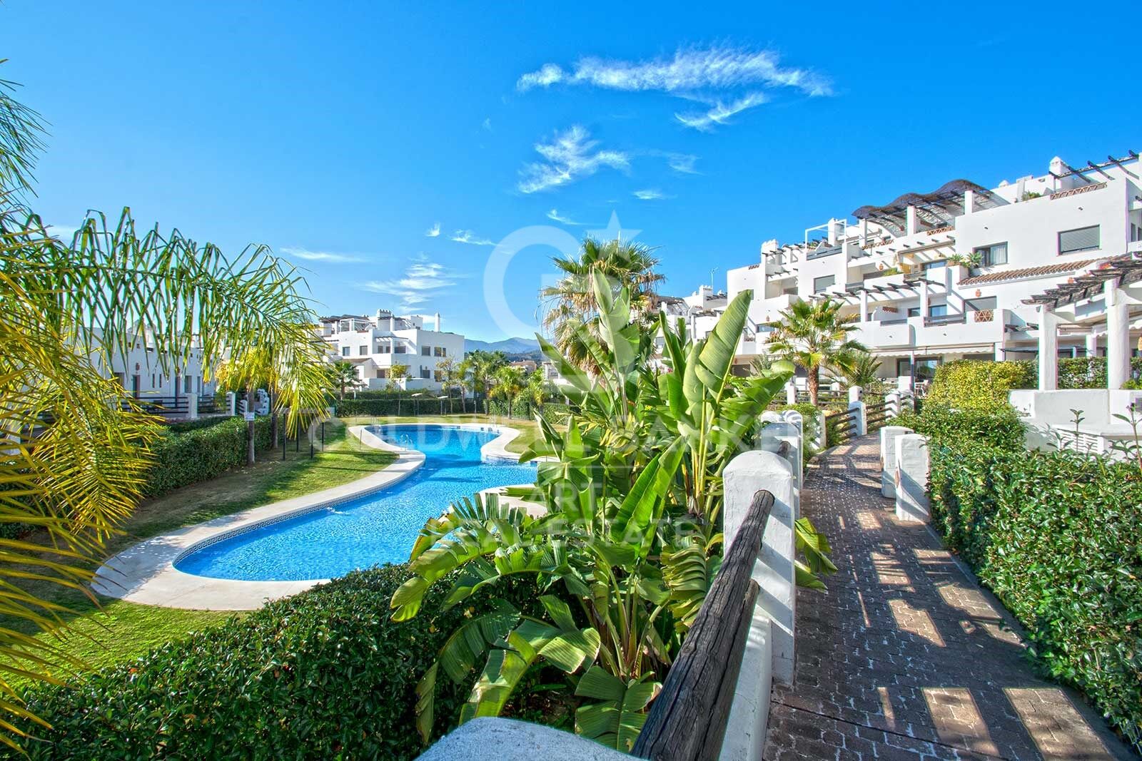 Elegante ático dúplex con vistas al mar en Selwo, Estepona