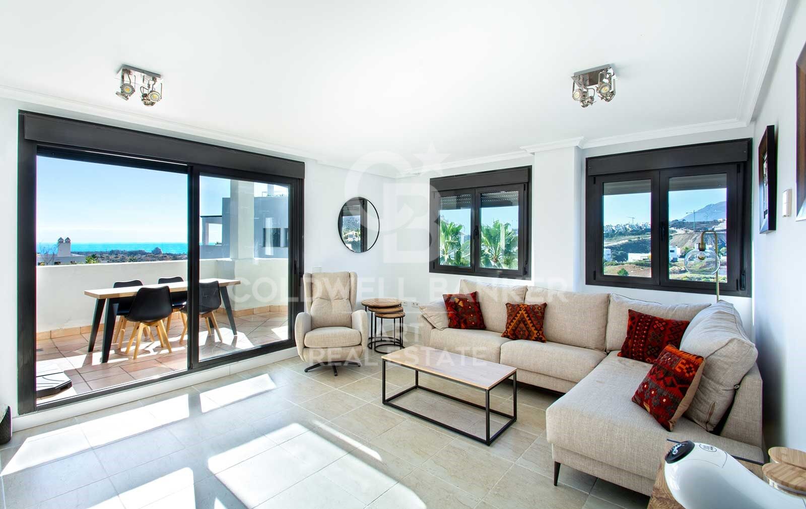 Elegante ático dúplex con vistas al mar en Selwo, Estepona