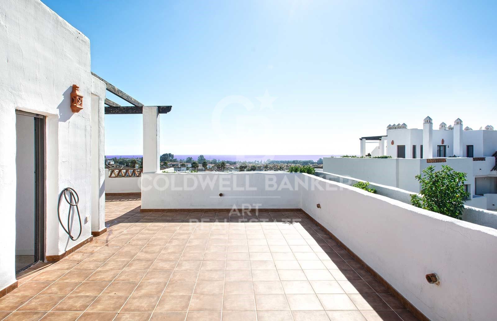 Elegante ático dúplex con vistas al mar en Selwo, Estepona