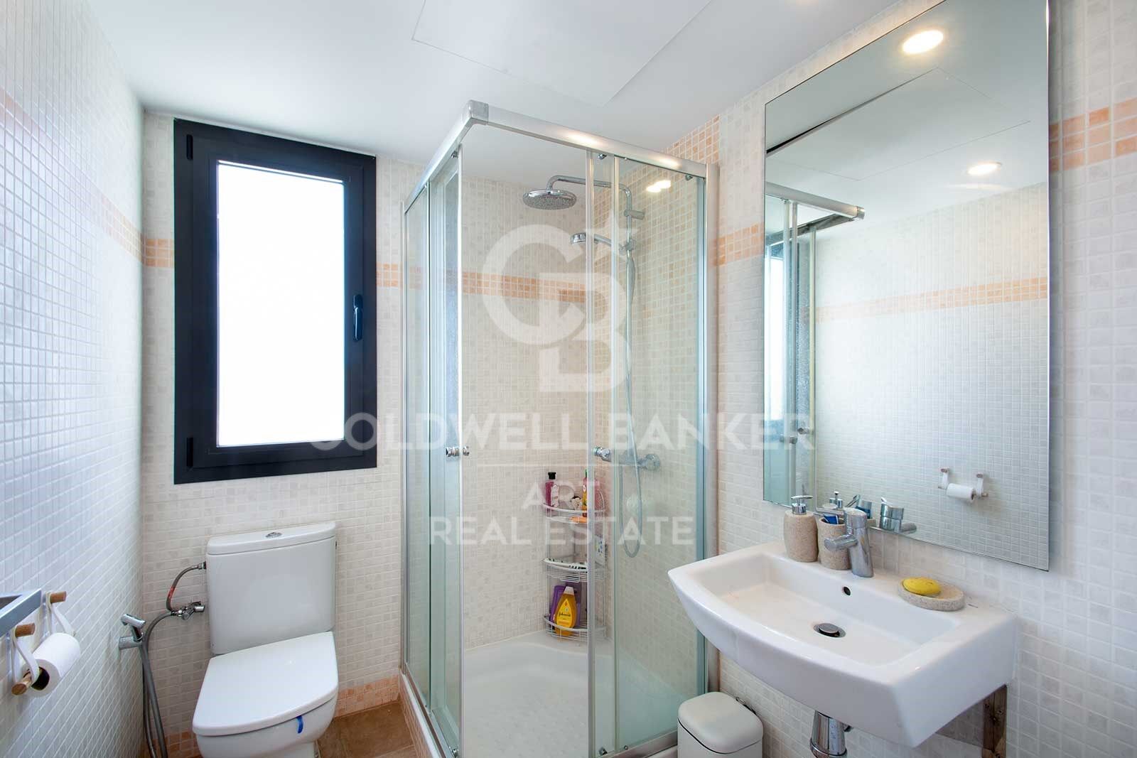 Elegante ático dúplex con vistas al mar en Selwo, Estepona