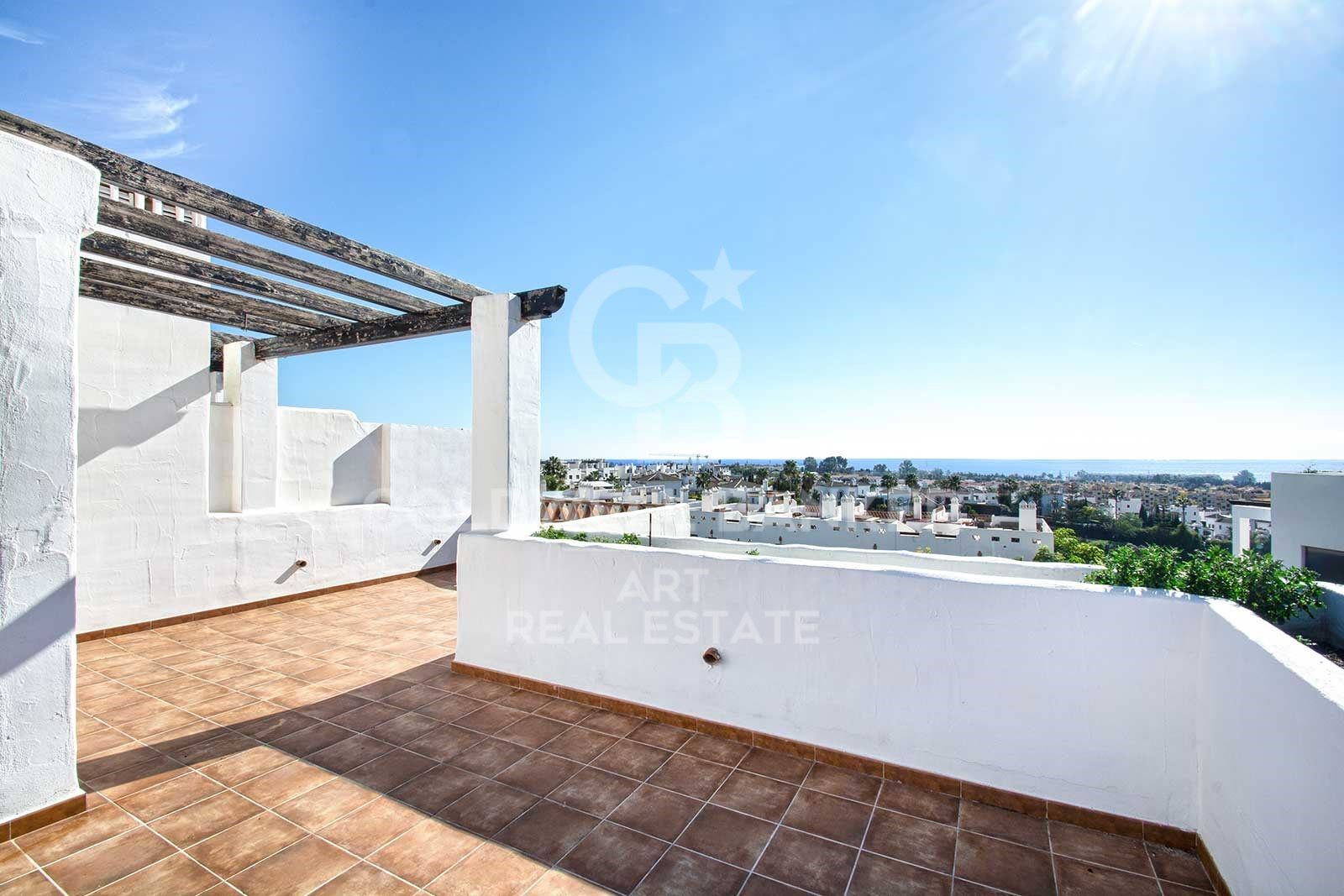 Elegante ático dúplex con vistas al mar en Selwo, Estepona