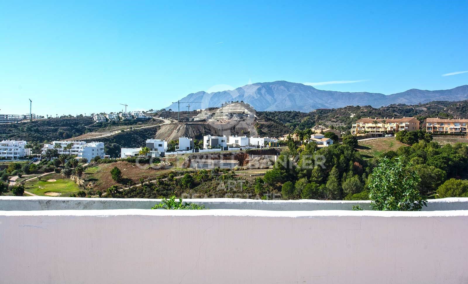 Elegante ático dúplex con vistas al mar en Selwo, Estepona