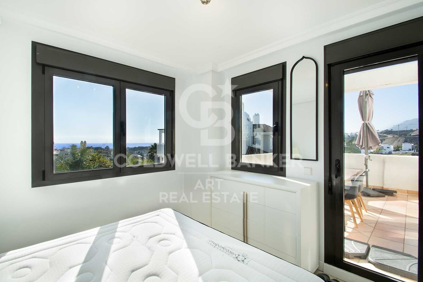 Elegante ático dúplex con vistas al mar en Selwo, Estepona