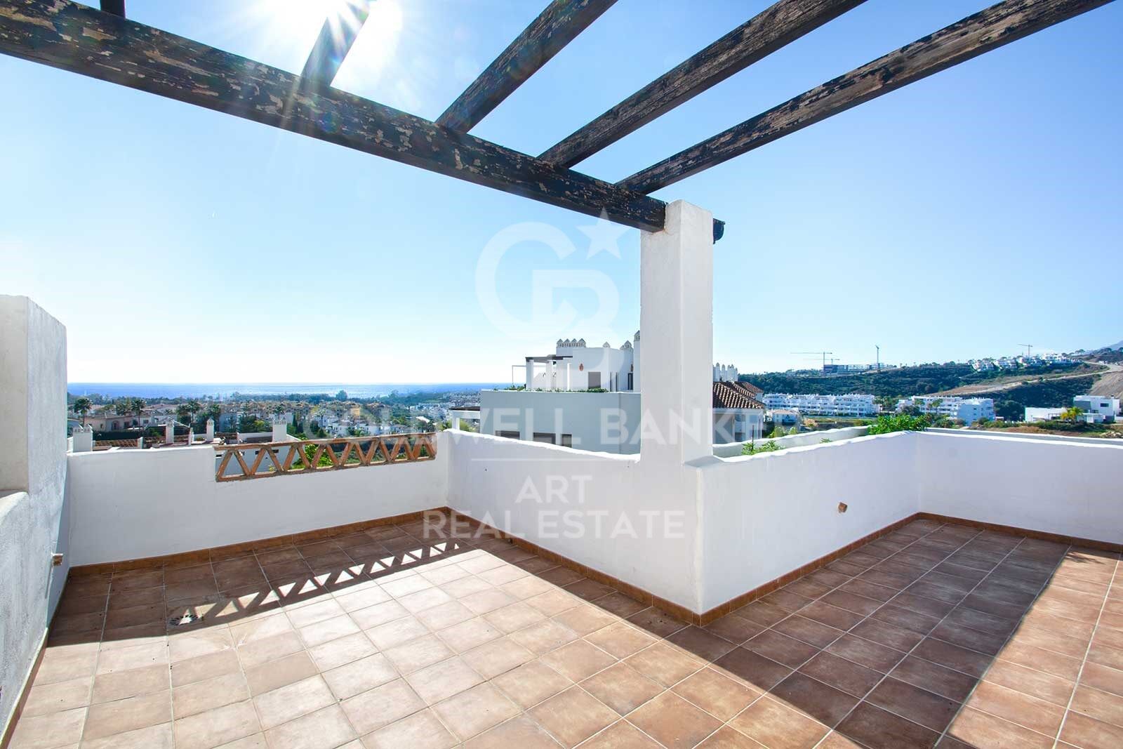 Elegante ático dúplex con vistas al mar en Selwo, Estepona
