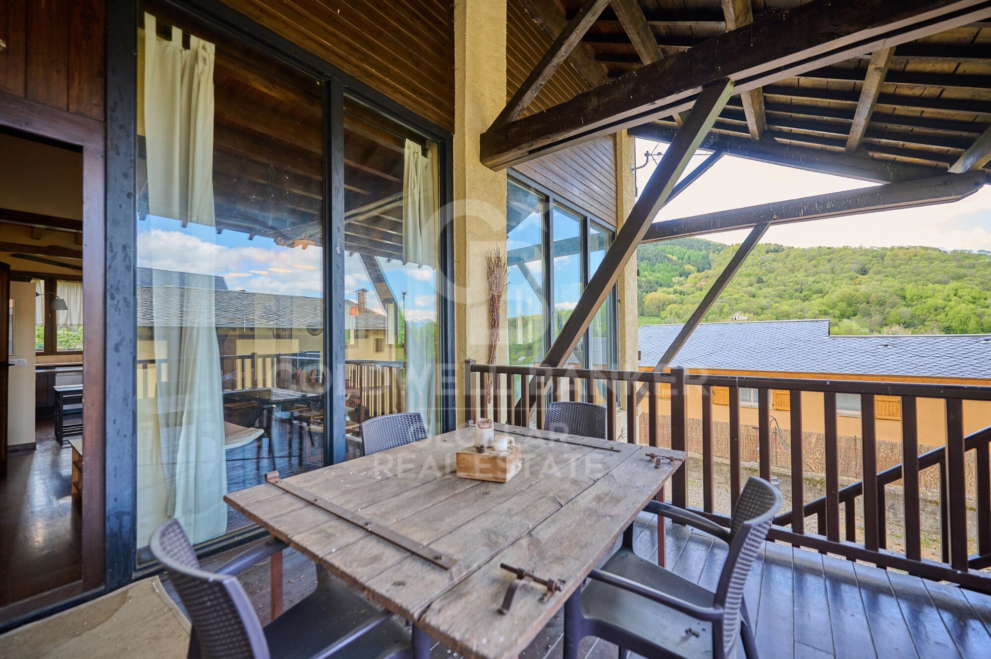 Casa con era ceretana en Err