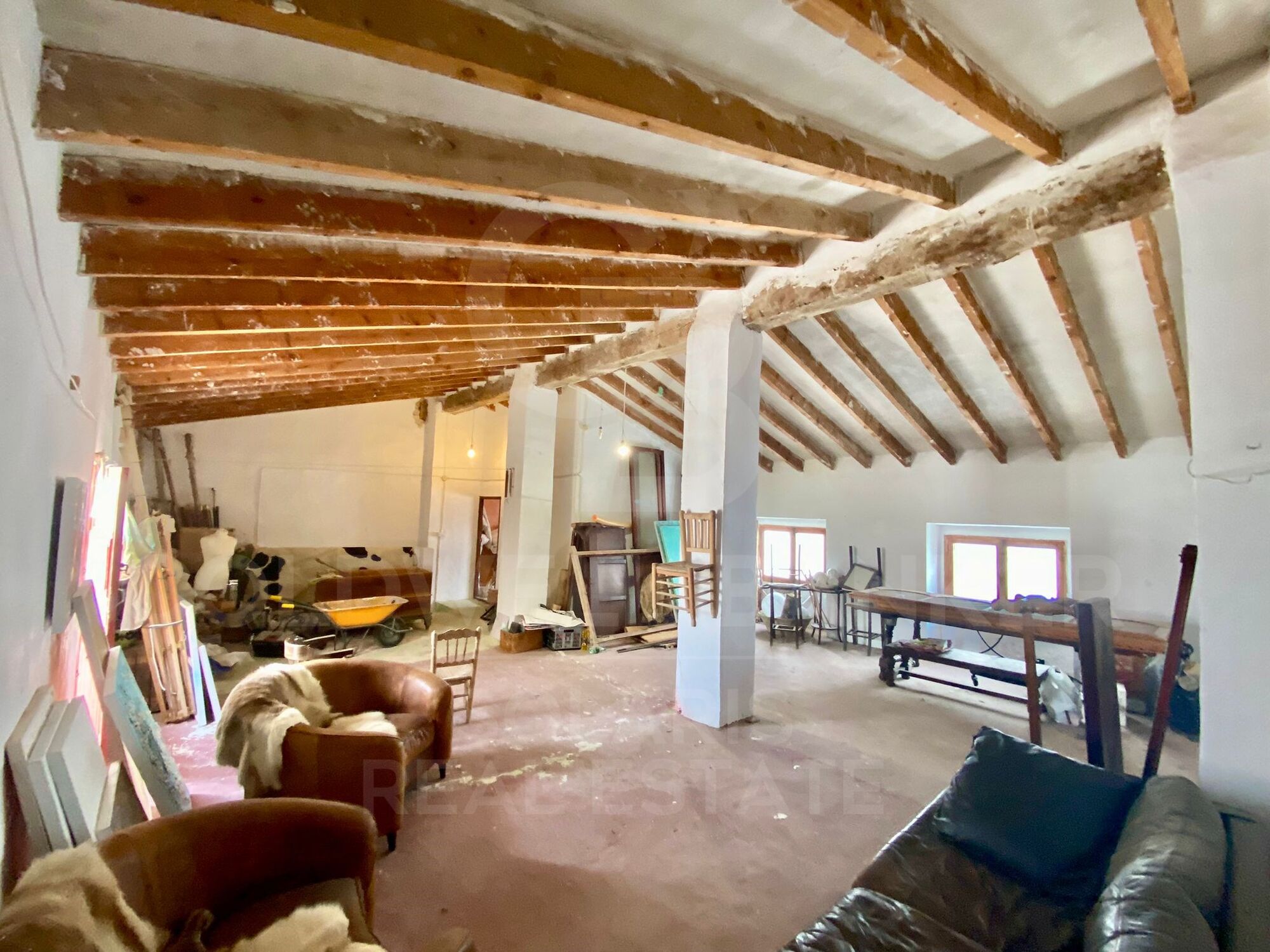 Encantador bar/restaurante con un gran potencial de transformación y múltiples usos en el corazón histórico de Jávea, a solo unos pasos del reconocido Mercado de Abastos.