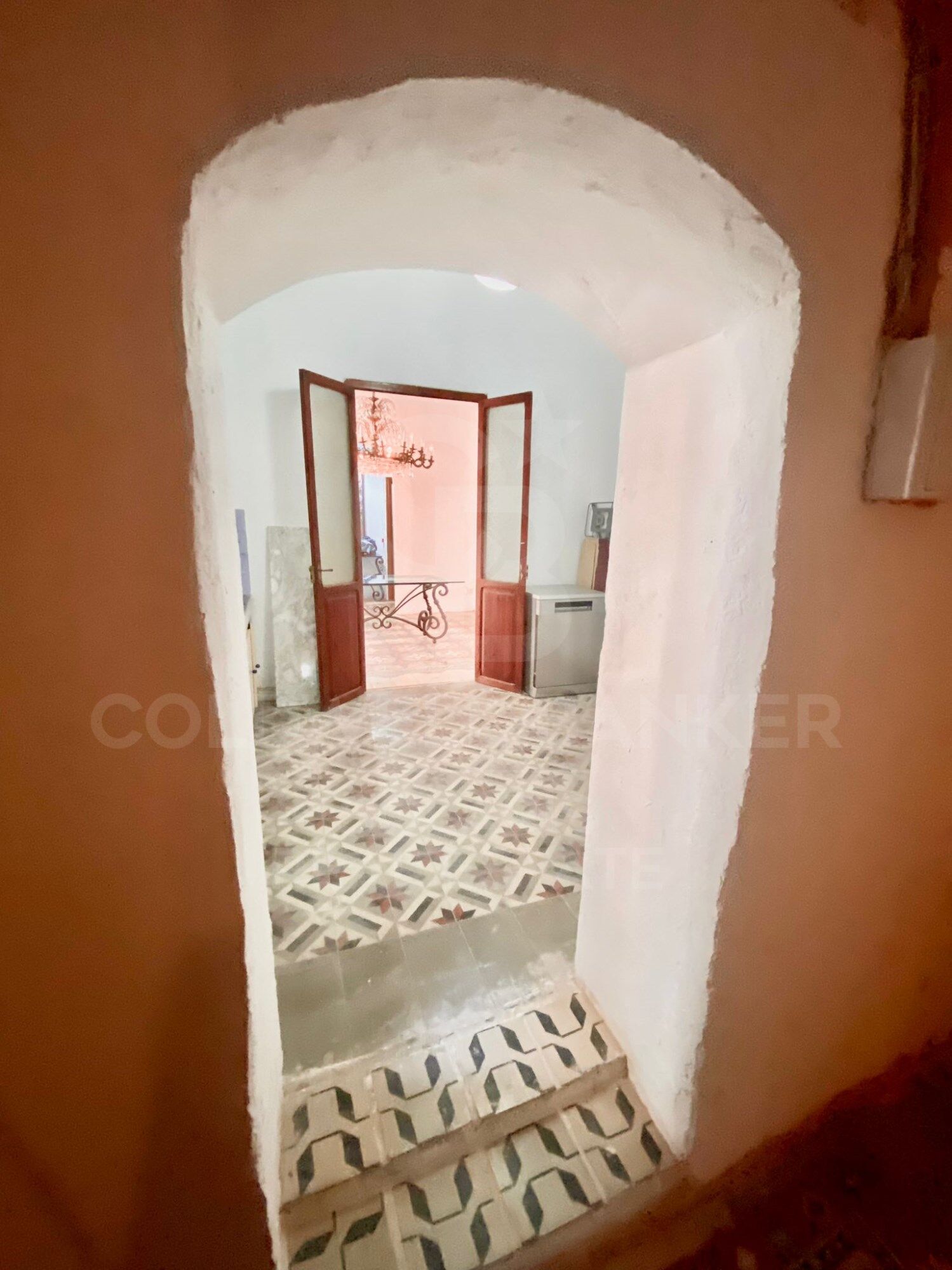 Encantador bar/restaurante con un gran potencial de transformación y múltiples usos en el corazón histórico de Jávea, a solo unos pasos del reconocido Mercado de Abastos.