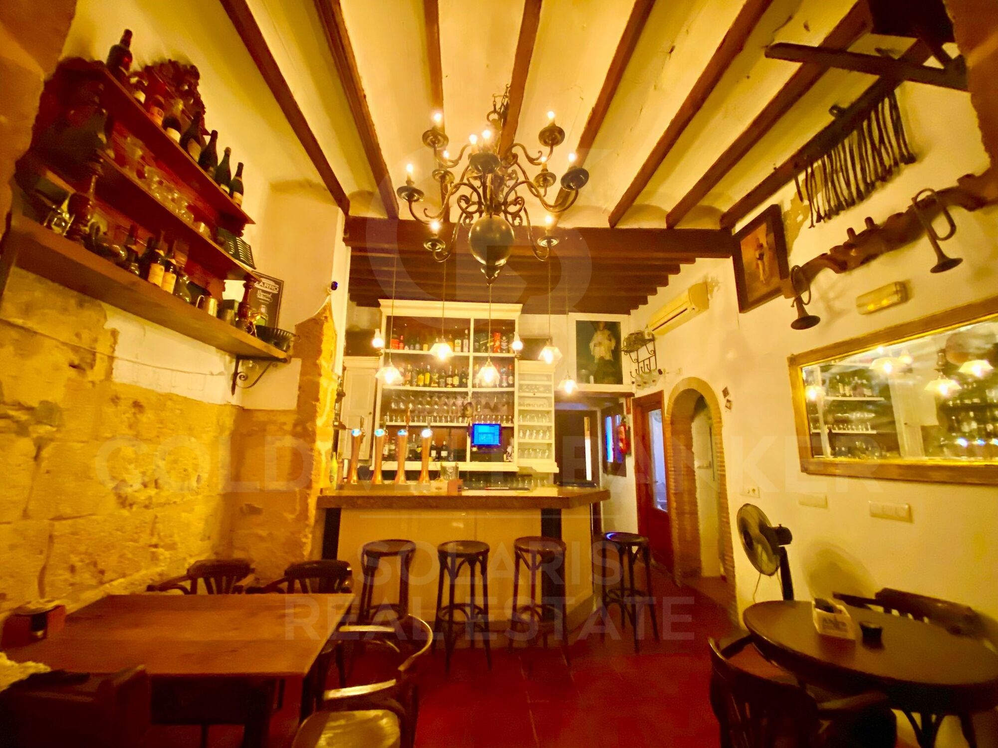 Encantador bar/restaurante con un gran potencial de transformación y múltiples usos en el corazón histórico de Jávea, a solo unos pasos del reconocido Mercado de Abastos.