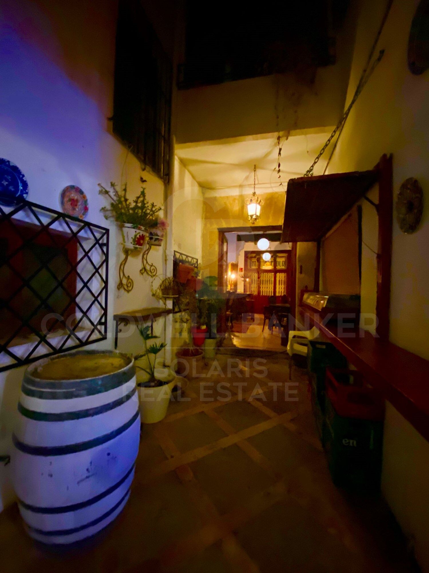 Encantador bar/restaurante con un gran potencial de transformación y múltiples usos en el corazón histórico de Jávea, a solo unos pasos del reconocido Mercado de Abastos.