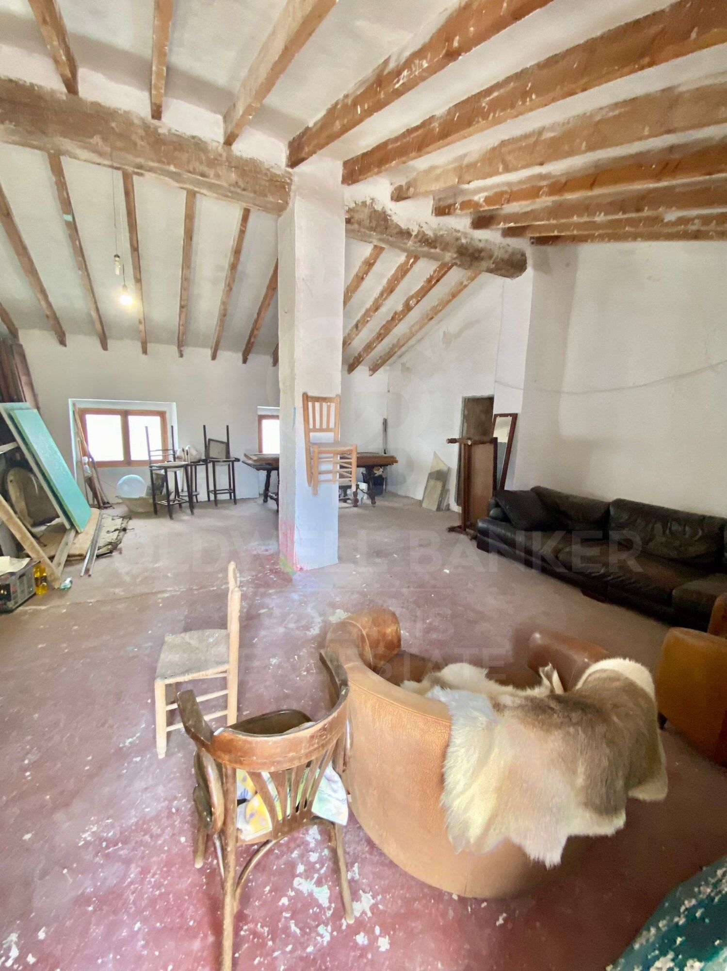 Encantador bar/restaurante con un gran potencial de transformación y múltiples usos en el corazón histórico de Jávea, a solo unos pasos del reconocido Mercado de Abastos.