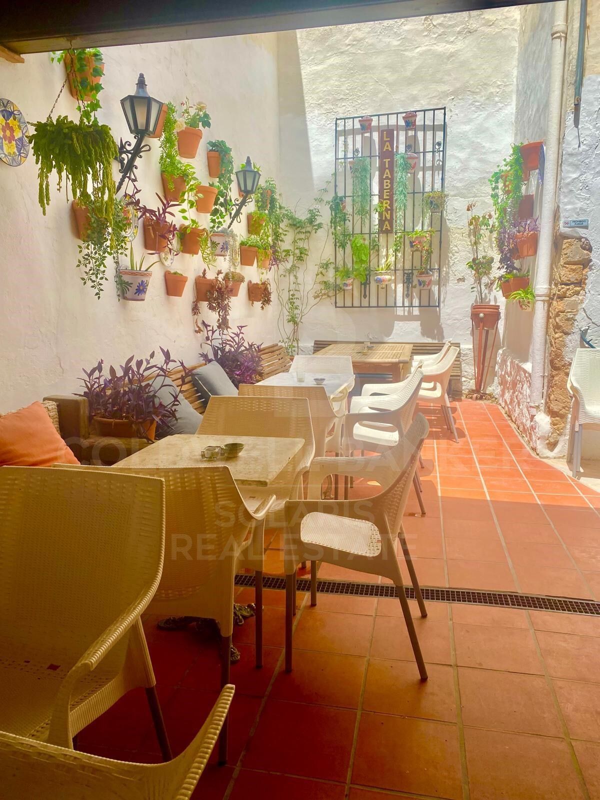 Encantador bar/restaurante con un gran potencial de transformación y múltiples usos en el corazón histórico de Jávea, a solo unos pasos del reconocido Mercado de Abastos.