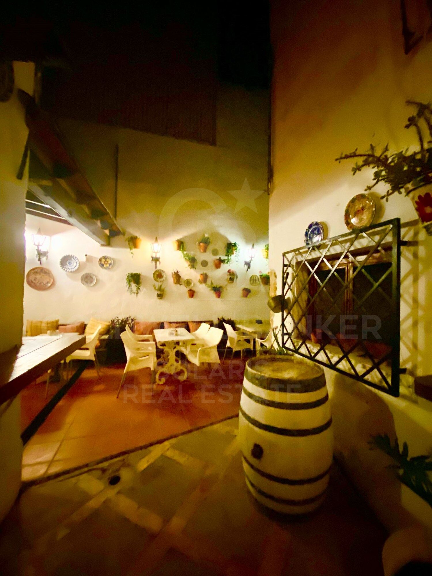 Encantador bar/restaurante con un gran potencial de transformación y múltiples usos en el corazón histórico de Jávea, a solo unos pasos del reconocido Mercado de Abastos.