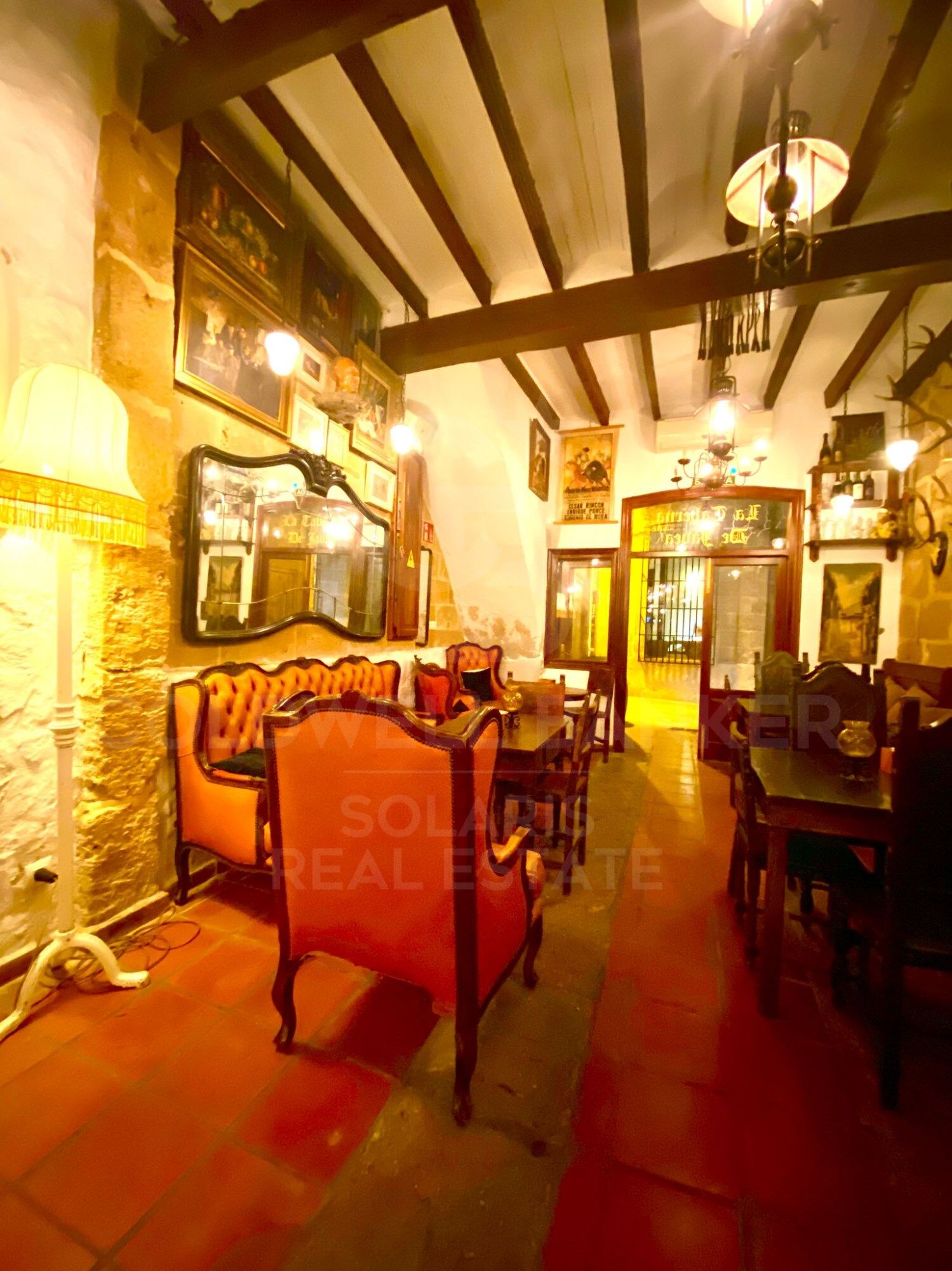 Encantador bar/restaurante con un gran potencial de transformación y múltiples usos en el corazón histórico de Jávea, a solo unos pasos del reconocido Mercado de Abastos.