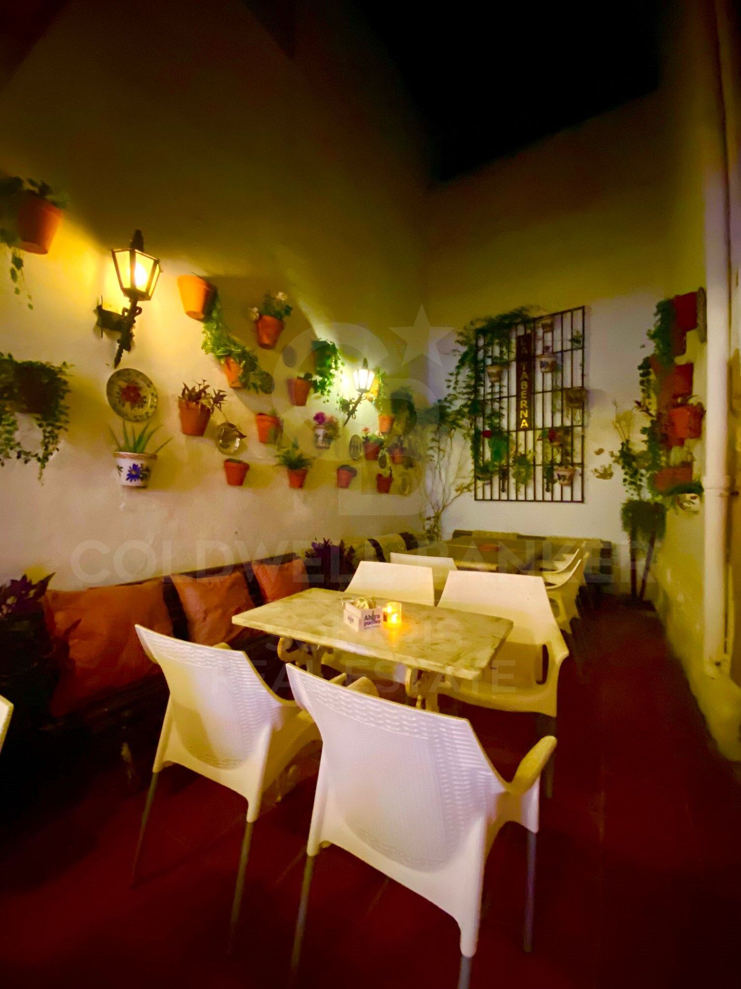 Encantador bar/restaurante con un gran potencial de transformación y múltiples usos en el corazón histórico de Jávea, a solo unos pasos del reconocido Mercado de Abastos.