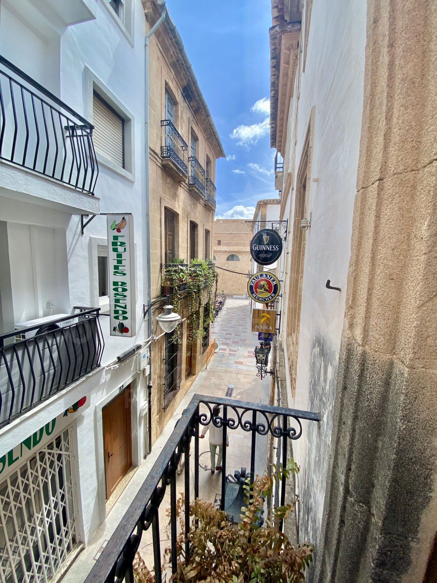 Encantador bar/restaurante con un gran potencial de transformación y múltiples usos en el corazón histórico de Jávea, a solo unos pasos del reconocido Mercado de Abastos.