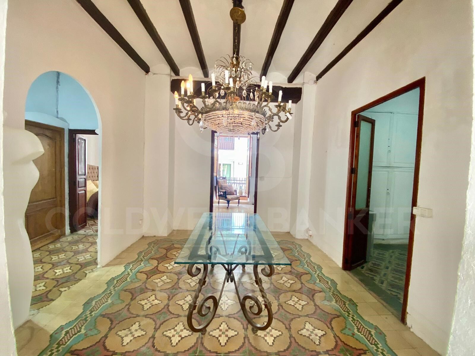 Encantador bar/restaurante con un gran potencial de transformación y múltiples usos en el corazón histórico de Jávea, a solo unos pasos del reconocido Mercado de Abastos.