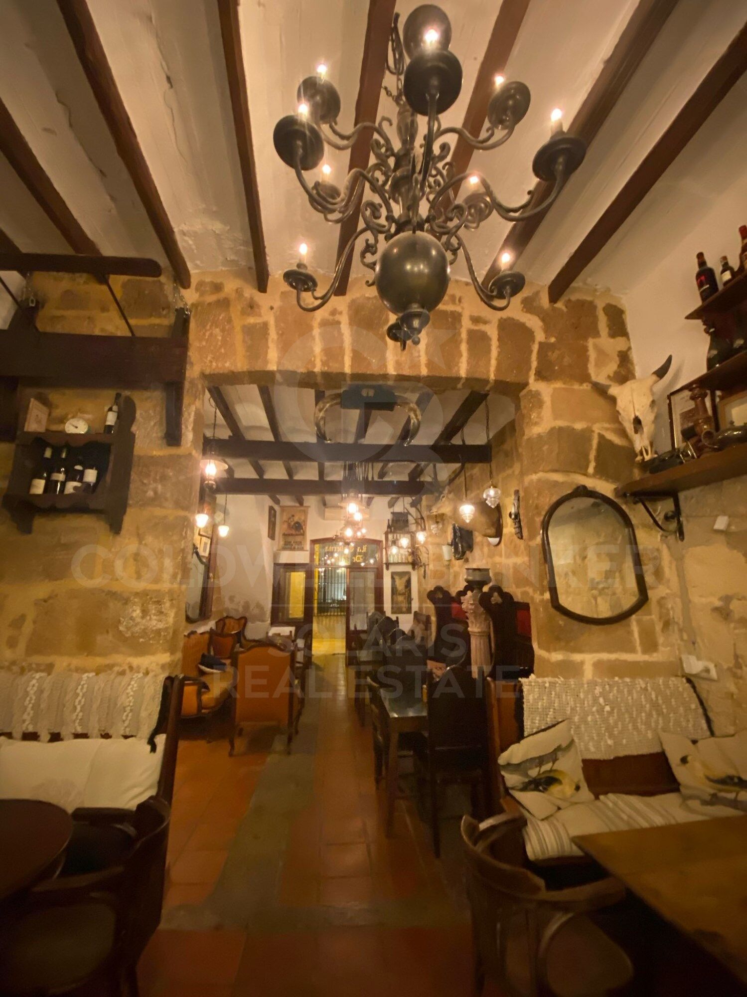 Encantador bar/restaurante con un gran potencial de transformación y múltiples usos en el corazón histórico de Jávea, a solo unos pasos del reconocido Mercado de Abastos.