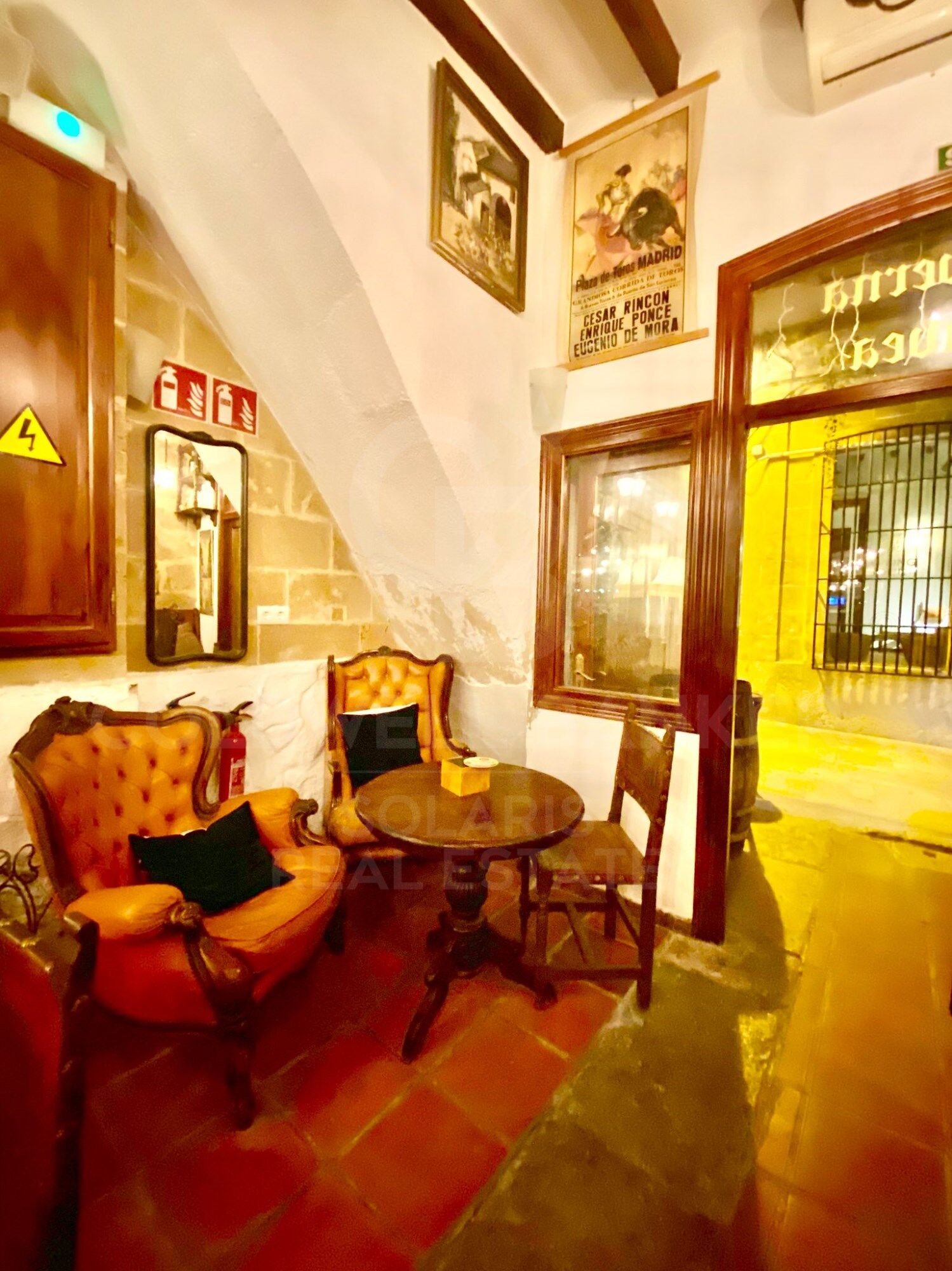 Encantador bar/restaurante con un gran potencial de transformación y múltiples usos en el corazón histórico de Jávea, a solo unos pasos del reconocido Mercado de Abastos.