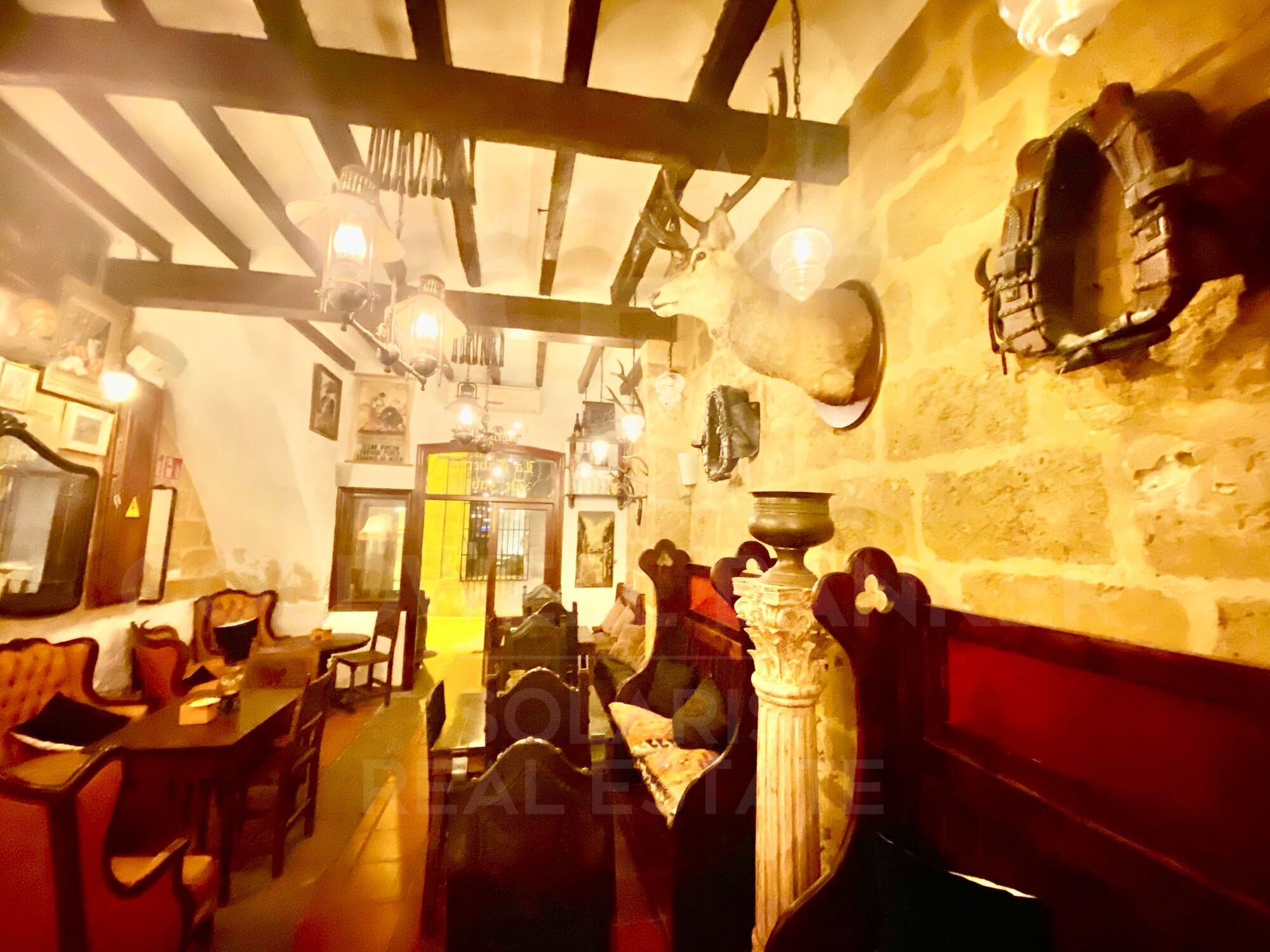 Encantador bar/restaurante con un gran potencial de transformación y múltiples usos en el corazón histórico de Jávea, a solo unos pasos del reconocido Mercado de Abastos.