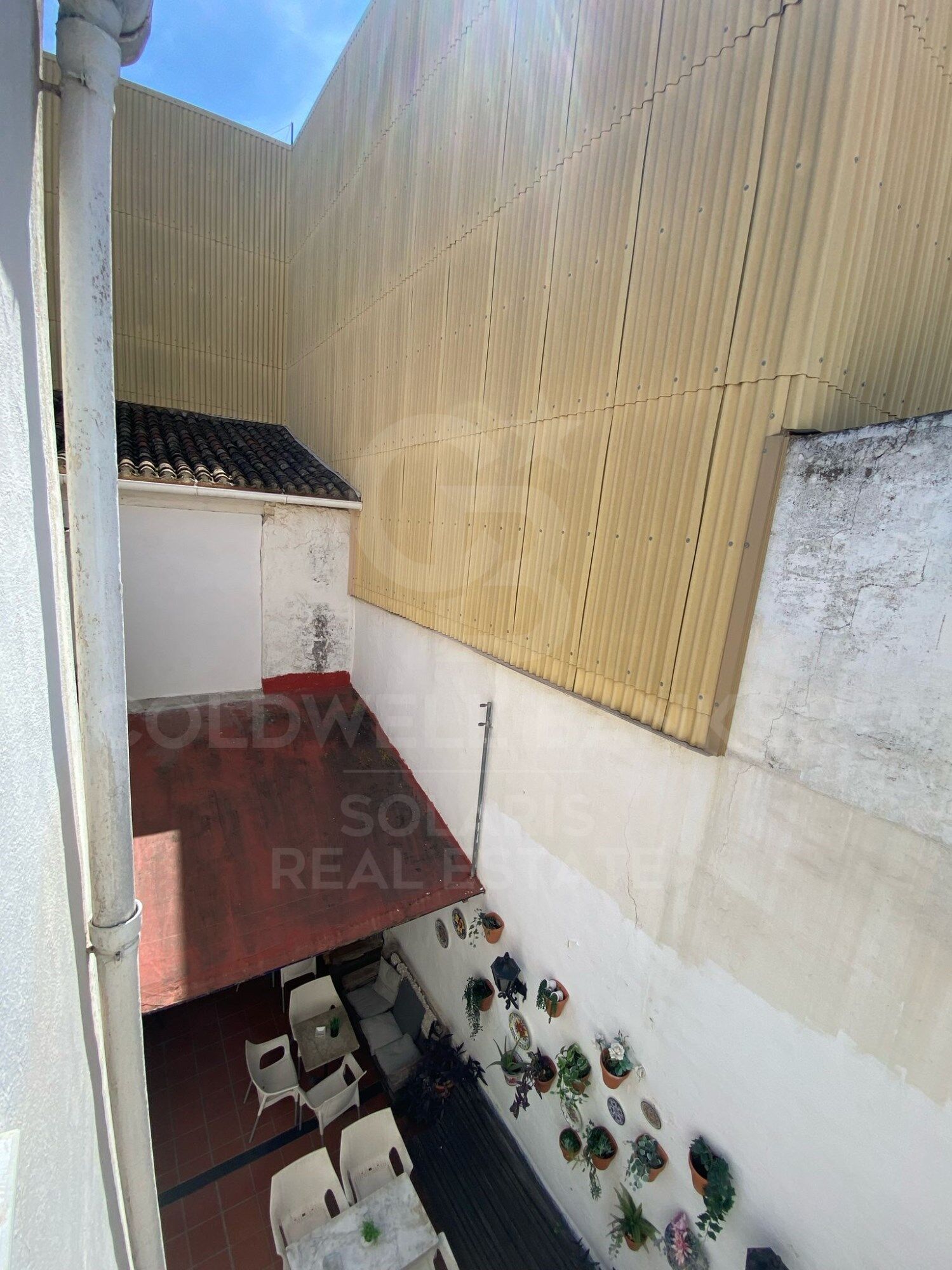 Encantador bar/restaurante con un gran potencial de transformación y múltiples usos en el corazón histórico de Jávea, a solo unos pasos del reconocido Mercado de Abastos.