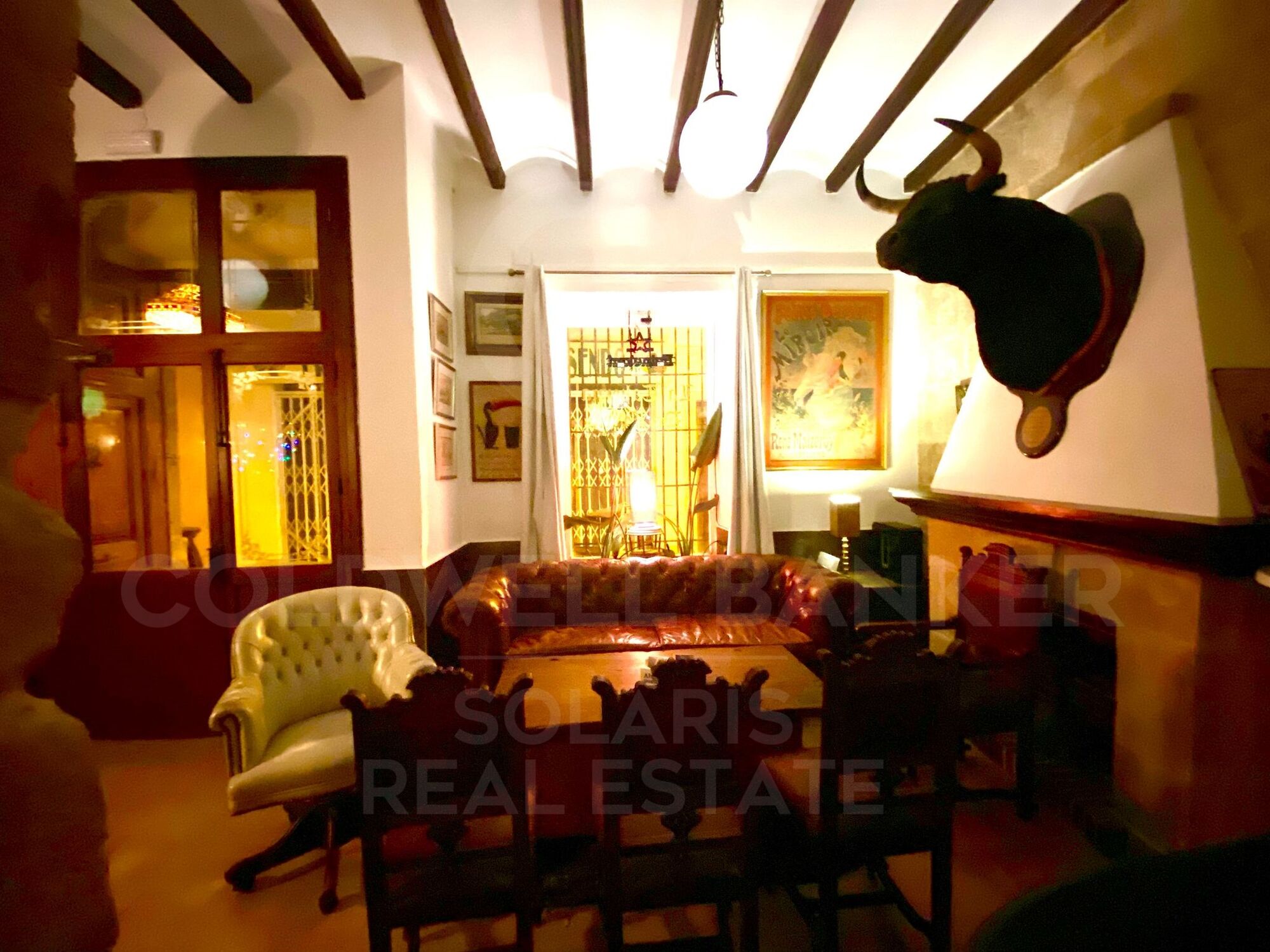 Encantador bar/restaurante con un gran potencial de transformación y múltiples usos en el corazón histórico de Jávea, a solo unos pasos del reconocido Mercado de Abastos.