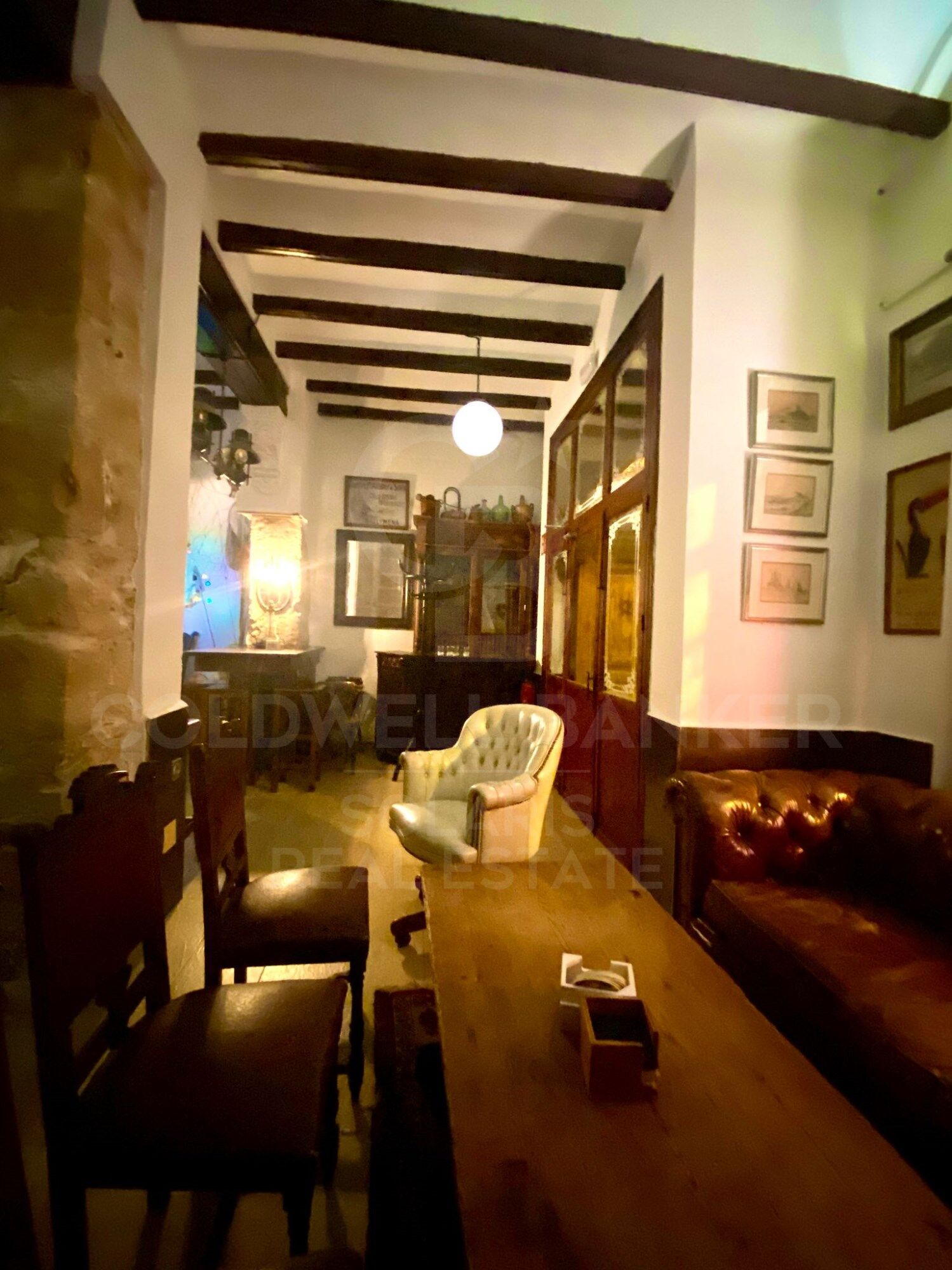 Encantador bar/restaurante con un gran potencial de transformación y múltiples usos en el corazón histórico de Jávea, a solo unos pasos del reconocido Mercado de Abastos.