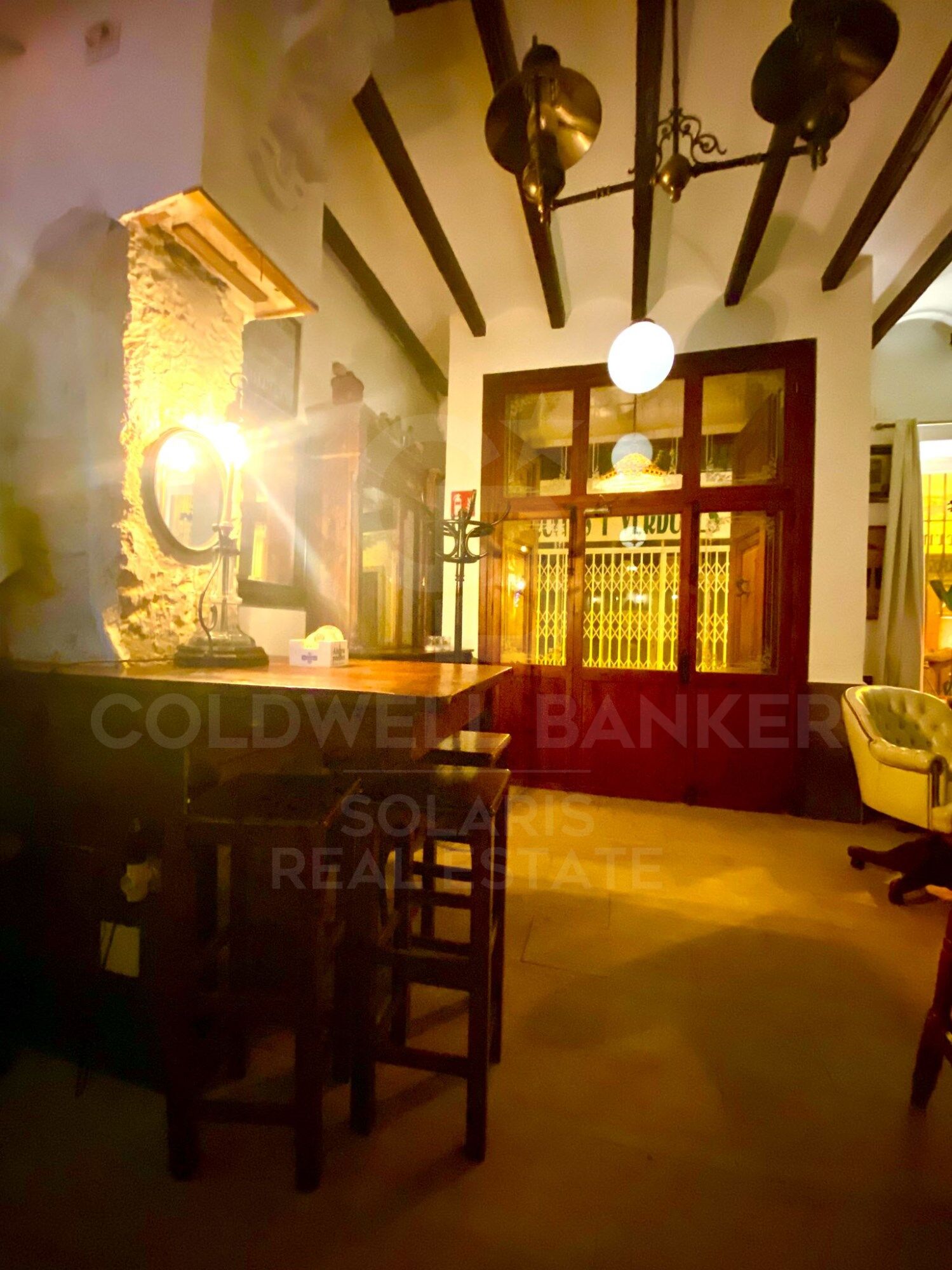 Encantador bar/restaurante con un gran potencial de transformación y múltiples usos en el corazón histórico de Jávea, a solo unos pasos del reconocido Mercado de Abastos.