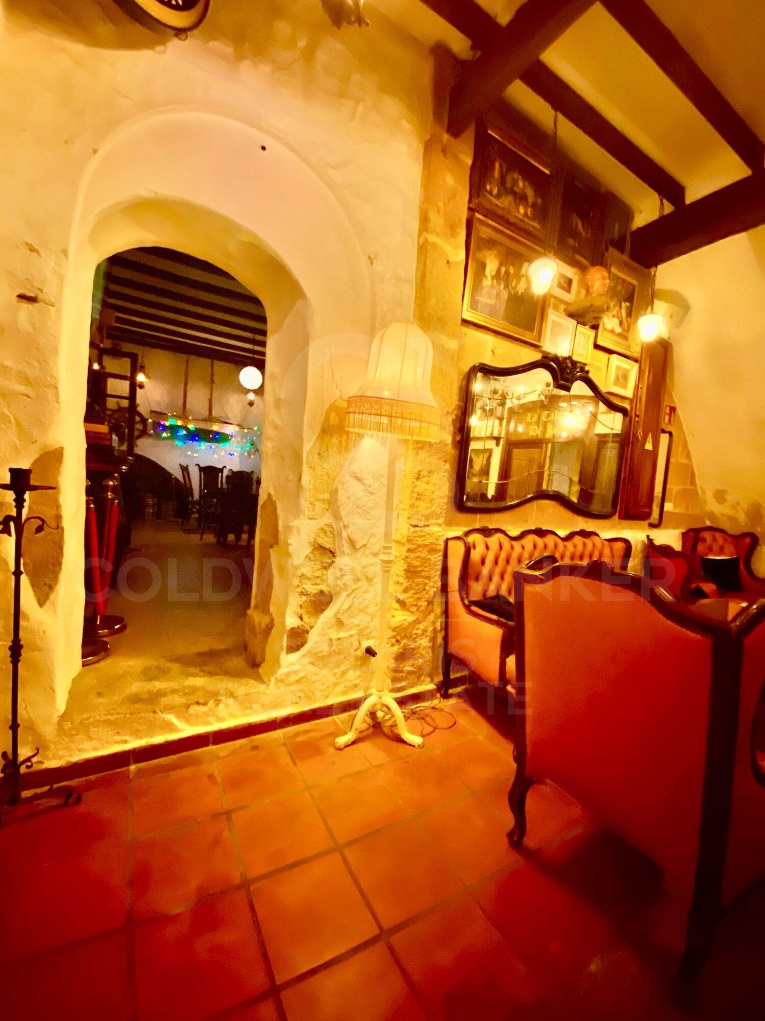 Encantador bar/restaurante con un gran potencial de transformación y múltiples usos en el corazón histórico de Jávea, a solo unos pasos del reconocido Mercado de Abastos.