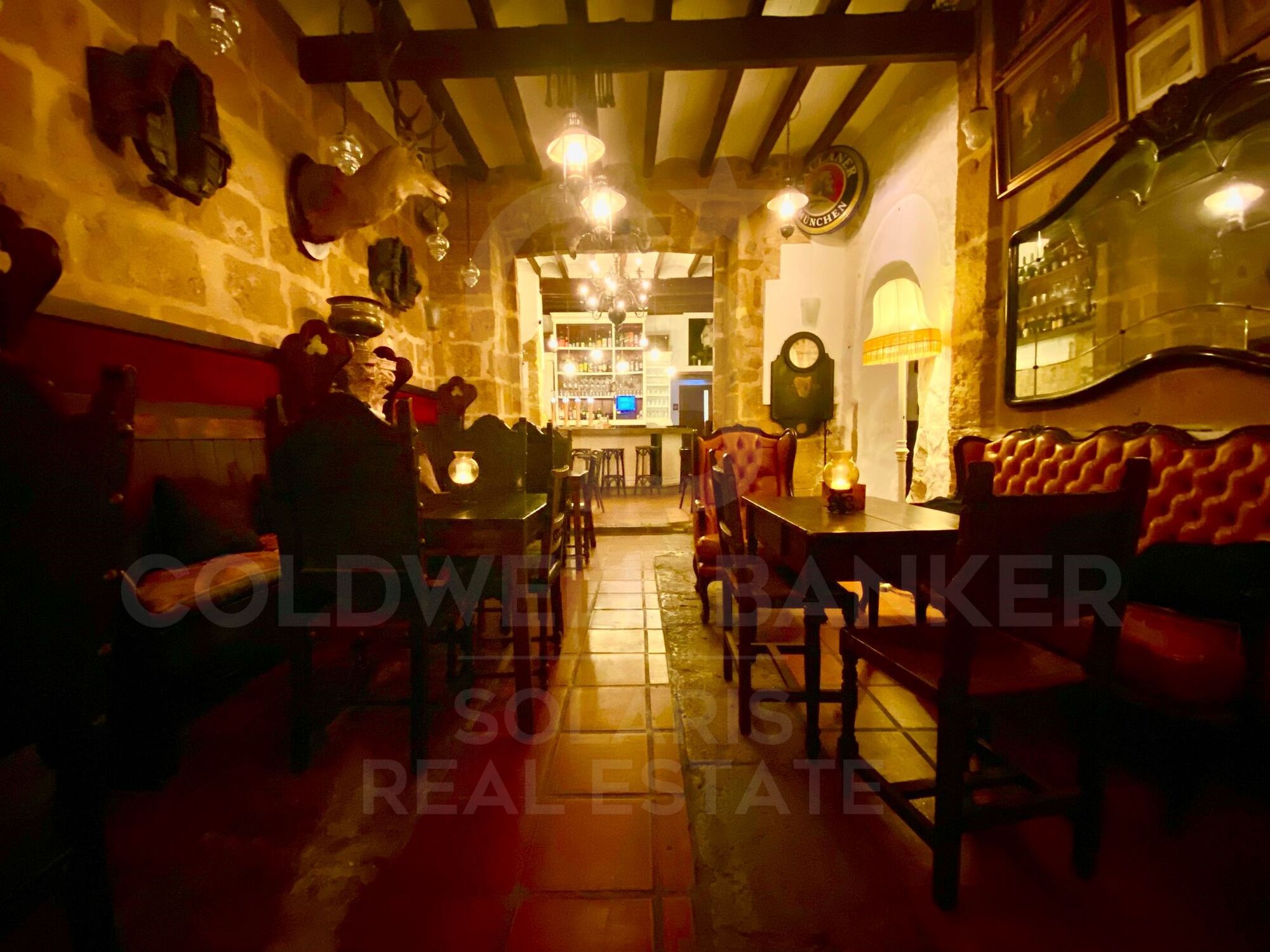 Encantador bar/restaurante con un gran potencial de transformación y múltiples usos en el corazón histórico de Jávea, a solo unos pasos del reconocido Mercado de Abastos.